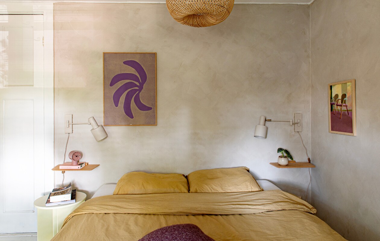 Print links Enkel Art Studio, print rechts Nørd Conceptstore, kalkverf Mushroom van Lab Paint, wandlampen Karwei, wandplanken Mamoesjka, wekker Ikea. Hanglamp en bijzettafel Kwantum. Bed Made, dekbedovertrek Midnatt. Overig onbekend. vtwonen 01-2024 | productie De Binnenkijkers | styling Jeske Weel | fotografie Caroline Coehorst