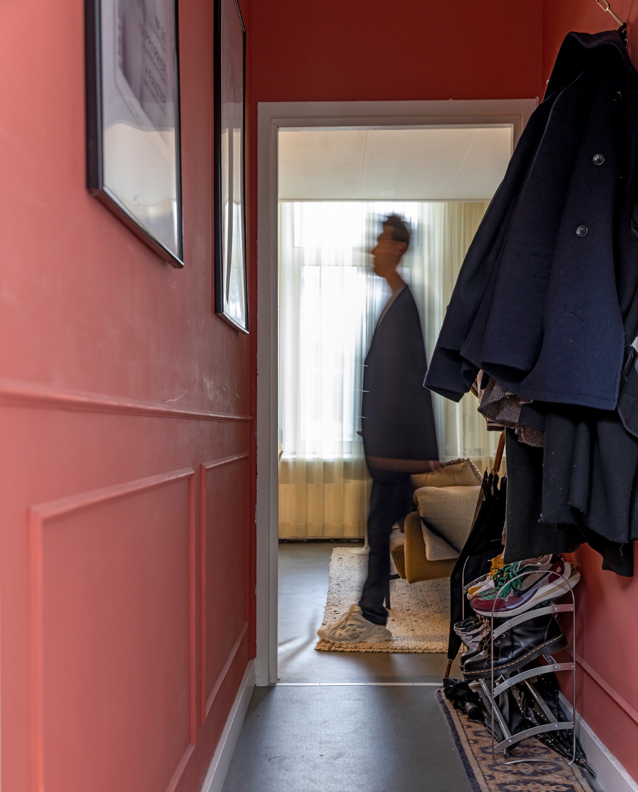 Muurverf onbekend. Vloer betonlook zeil Midland Grey van Kwantum. Posters kringloop, fotolijsten Xenos. Vloerkleedvintage Perzisch tapijt. Overig onbekend. vtwonen 08-2022 | fotografie Henny van Belkom