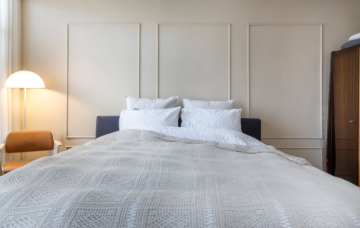 Muurverf Gentle Cotton van Bierens. Lamp vintage Space Age. Vintage jaren 60-stoel Gispen. Bed Auping, dekbedovertrekIkea, sprei onbekend. Muurverf Gentle Cotton van Bierens. Lamp vintage Space Age. Vintage jaren 60-stoel Gispen. Bed Auping, dekbedovertrek Ikea, sprei onbekend.