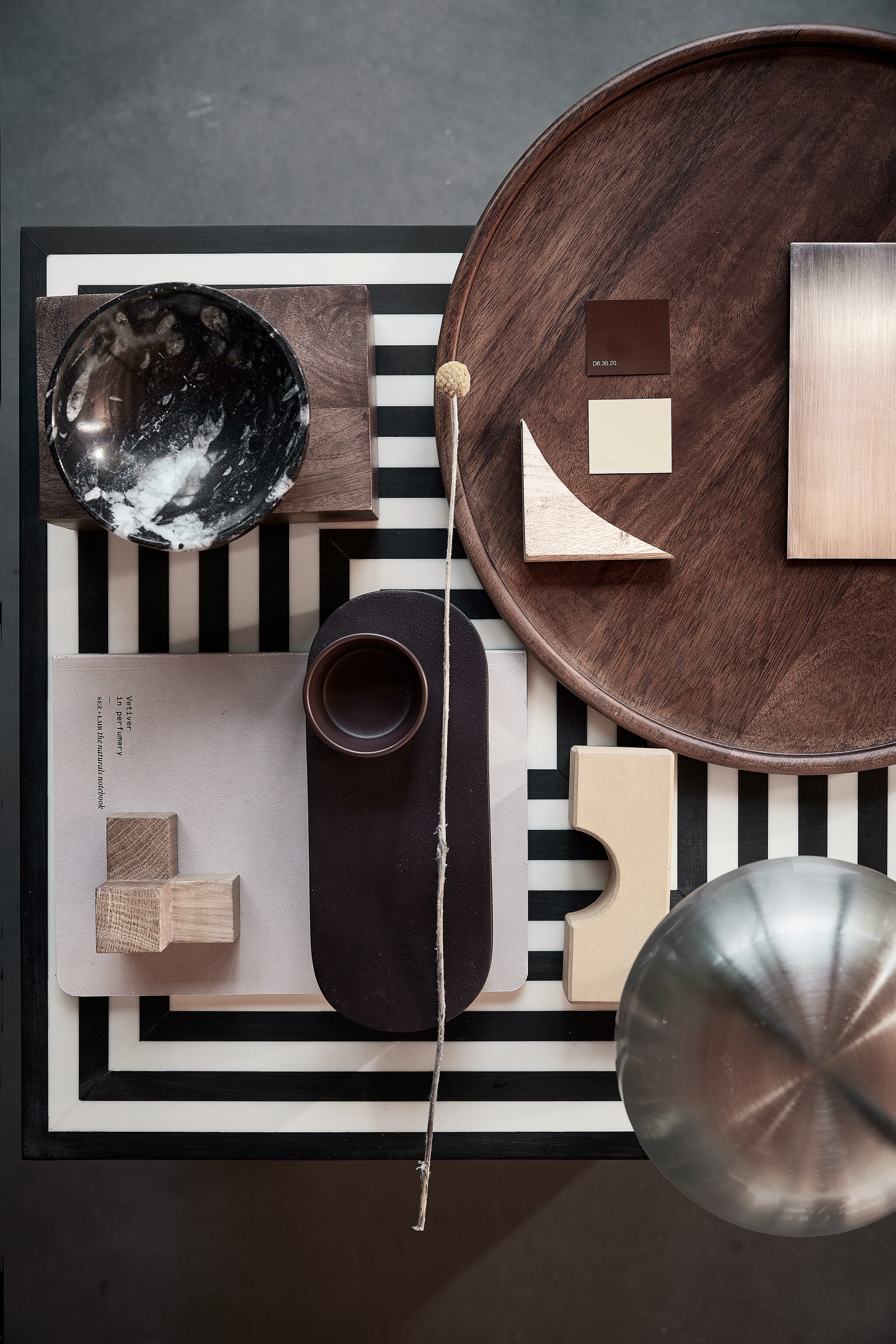 Bijzettafel Taura, mdf met resin € 681,80 (nordal.com). Walnoothouten dienblad Ombonad € 34,99 (ikea.nl). Houten kist met metalen deksel € 17,99 (zarahome.com). Overig privébezit. vtwonen 02-2024 | styling Sanne Ketelaar | fotografie Peggy Janssen