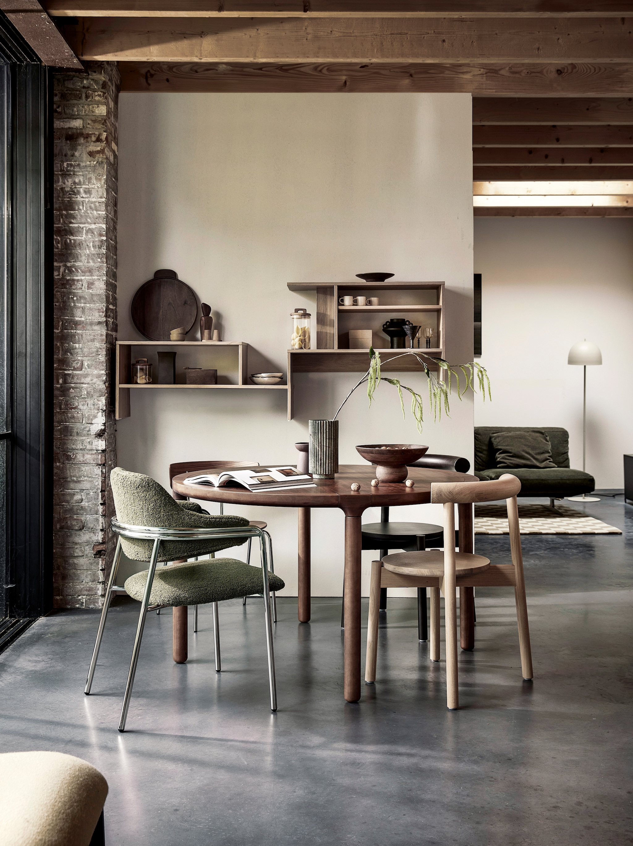 Wandplanken gemaakt van tafels Holmerud, spaanplaat met folie, vanaf € 49,99 (ikea.nl). Eettafel Storm van Zuiver, walnoothoutfineer en rubberhout, 130 cm (Ø) € 899,-, eetkamerstoel Herman van Ferm Living, metaal en walnoothout, € 355,-, vloerkleed Check van By Fonq, wol en katoen, 170x240 cm € 299,-, notenhouten kruidenmolen van Ferm Living € 46,- (vtwonen.nl/shop). Eiken eetkamerstoel Checker, vanaf € 929,-, beuken gebeitste eetkamerstoel Checker, vanaf € 699,- (studio-henk.nl). Eetkamerstoel Albert, staal en teddystof € 605,-, mangohouten serveerplank Cajun, 36 cm (Ø) € 53,-, groene marmeren vaas Loon € 189,39, houten schaal Vitello € 75,-, ijzeren vloerlamp Glow, 30x146 cm (Øxh) € 303,- (nordal.com). Glazen voorraadpotten met houten deksel, vanaf € 12,99, houten peper- en zoutstel € 17,99, houten kist met metalen deksel € 17,99, aardewerken mokken € 5,99 (zarahome.com). Keramieken pastaborden € 12,99, keramieken schaal, € 6,99, zwarte keramieken vaas € 14,99, keramieken kandelaar € 14,99 (hm.com). Overig privébezit. vtwonen 02-2024 styling Ikea Hack | styling Sanne Ketelaar | fotografie Peggy Janssen