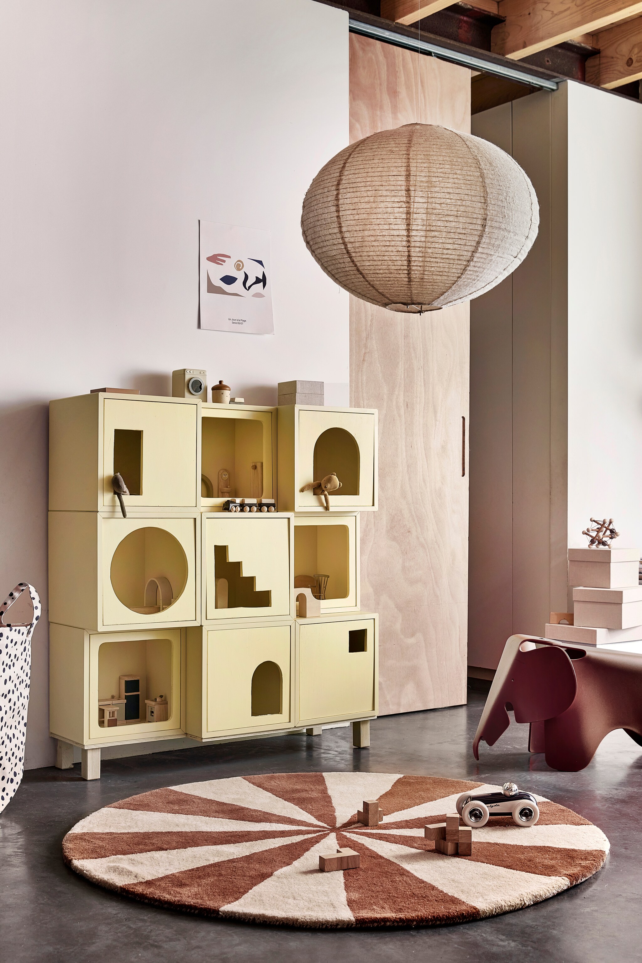 Wollen vloerkleed Arch van Ferm Living, 130 cm (Ø) € 239,- (vtwonen.nl/shop). Stoffen hanglamp, 50x38 cm (Øxh) € 49,99, linnen opbergdoos € 29,99 (zarahome.com). Metalen speelgoedwasmachine van Maileg € 24,95, metalen speelgoedschommelstoel van Maileg € 16,95, knuffelbeer Teddy Junior van Maileg € 15,95, knuffelaap Noah's Friends van Maileg € 14,95, houten speelgoedkeuken Orchard van Plan Toys € 28,95, houten trein Klassiek van Plan Toys € 28,95, raceauto Clyde Midnight van Playforever € 54,95 (ilovespeelgoed.nl). Katoenen opbergmand € 17,99, eikelvormig houten potje € 12,99 (hm.com). Kunststof kinderstoel Eames Elephant € 269,- (vitra.com). Overig privébezit. vtwonen 02-2024 | styling Sanne Ketelaar | fotografie Peggy Janssen