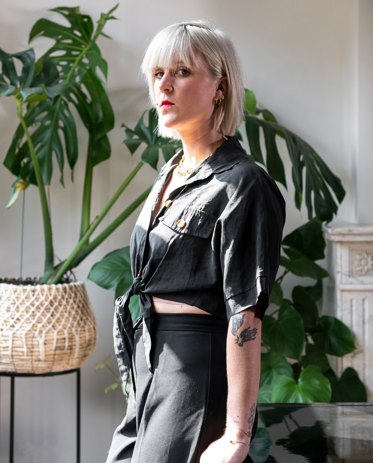 Amélie in de eetkamer van haar art-nouveau appartement in Brussel vtwonen 121-2023 | styling Amélie Jacob | fotografie Jonah Samyn