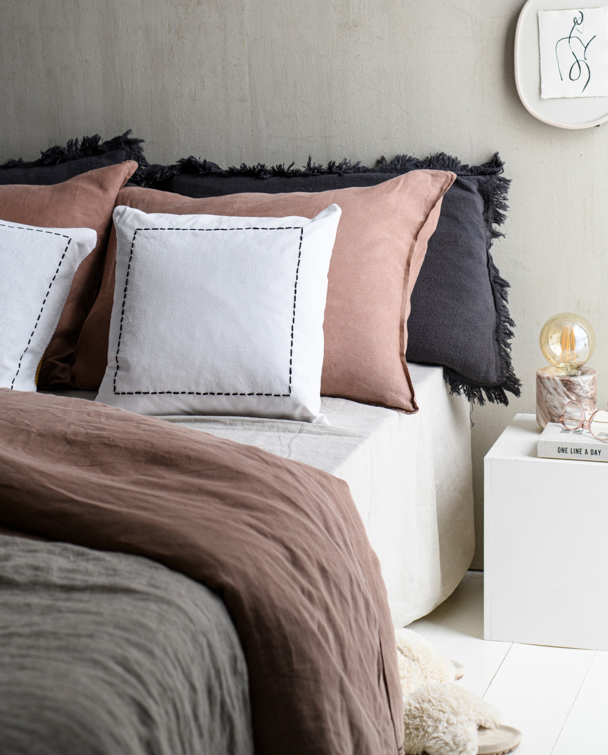 Dekbedhoes en slippers (zarahome.com). Bril (aceandtate.com). Marmeren tafellamp (hm.com). Overig privébezit. vtwonen special DIY 08 2023 | productie Inside Homepage | styling Anja Bas Backer, Laura Gommans | fotografie Louis Lemaire