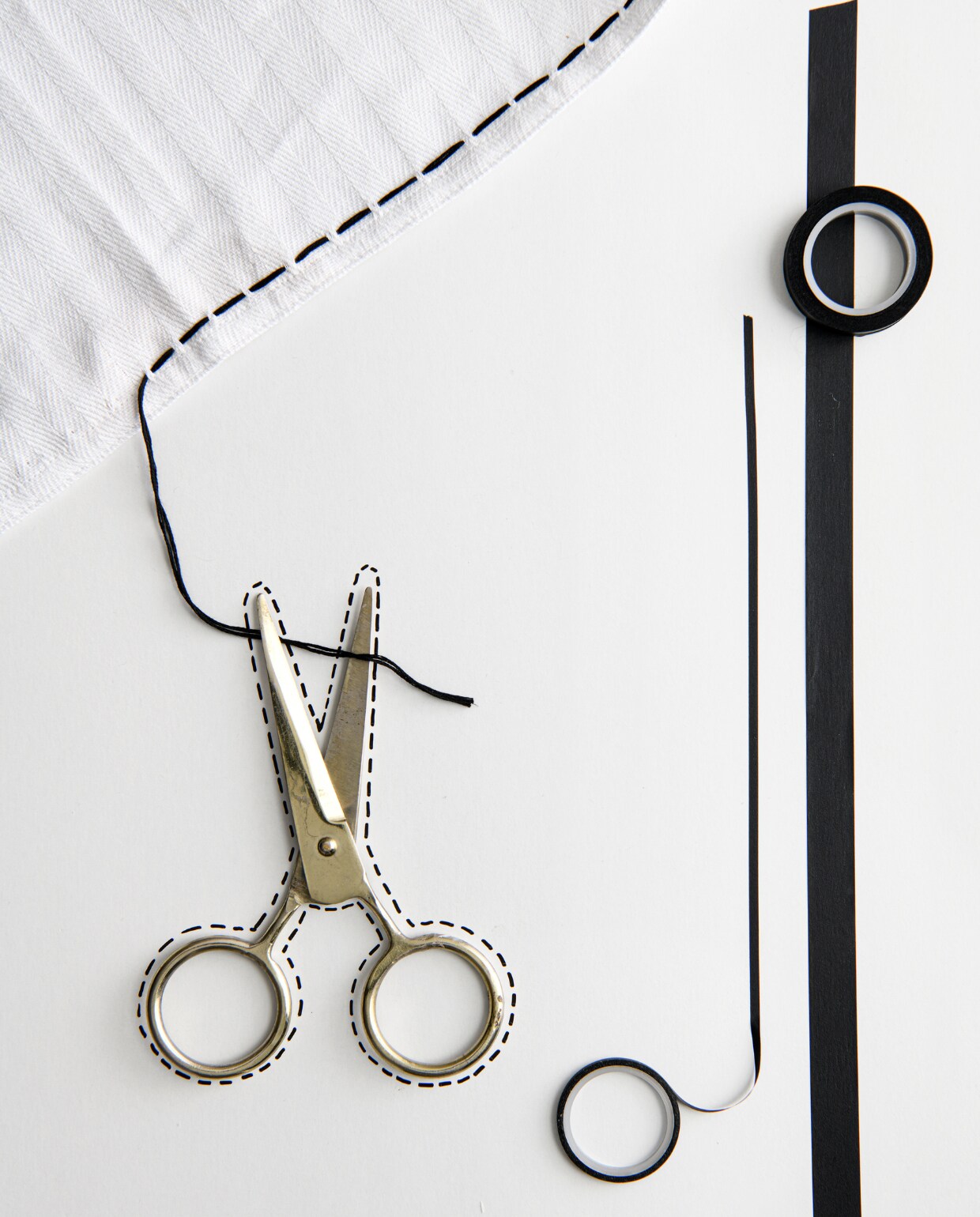 DIY: 3x zwart-witte touch op de tafel, stoel en deur vtwonen special DIY 08 2023 | productie Inside Homepage | styling Anja Bas Backer, Laura Gommans | fotografie Louis Lemaire