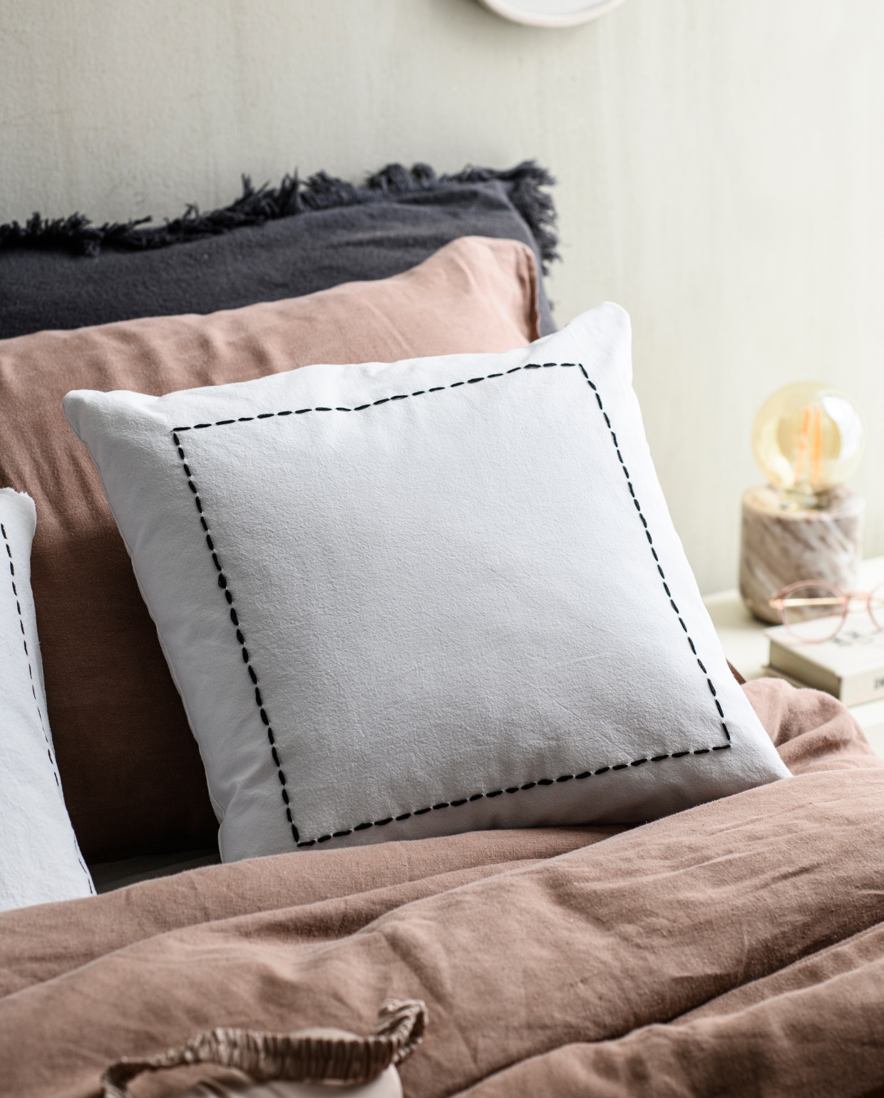 Dekbedhoes (zarahome.com). Bril (aceandtate.com). Marmeren tafellamp (hm.com). Overig privébezit. vtwonen special DIY 08 2023 | productie Inside Homepage | styling Anja Bas Backer, Laura Gommans | fotografie Louis Lemaire
