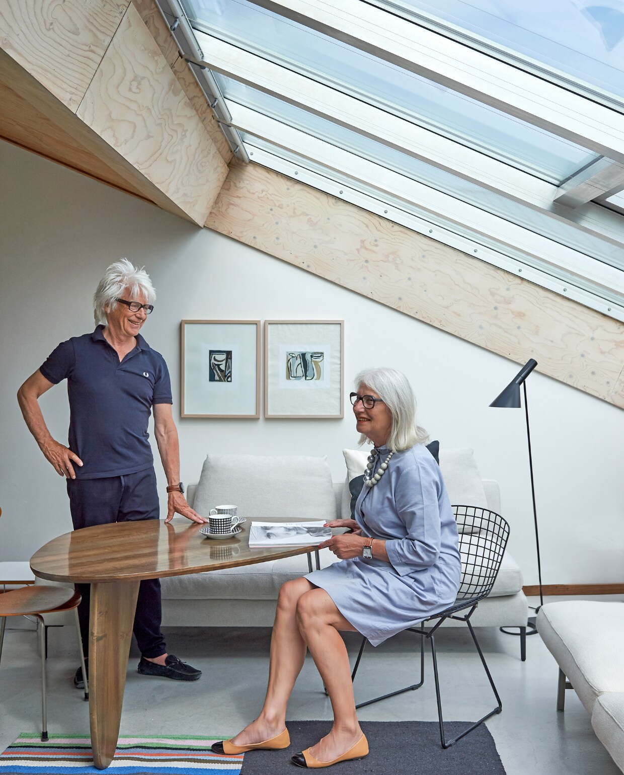 Aart en Greetje genieten van de zon door de prachtige ramen. vtwonen special binnenkijken 03-2020 | styling Rob Jansen | fotografie Dennis Brandsma