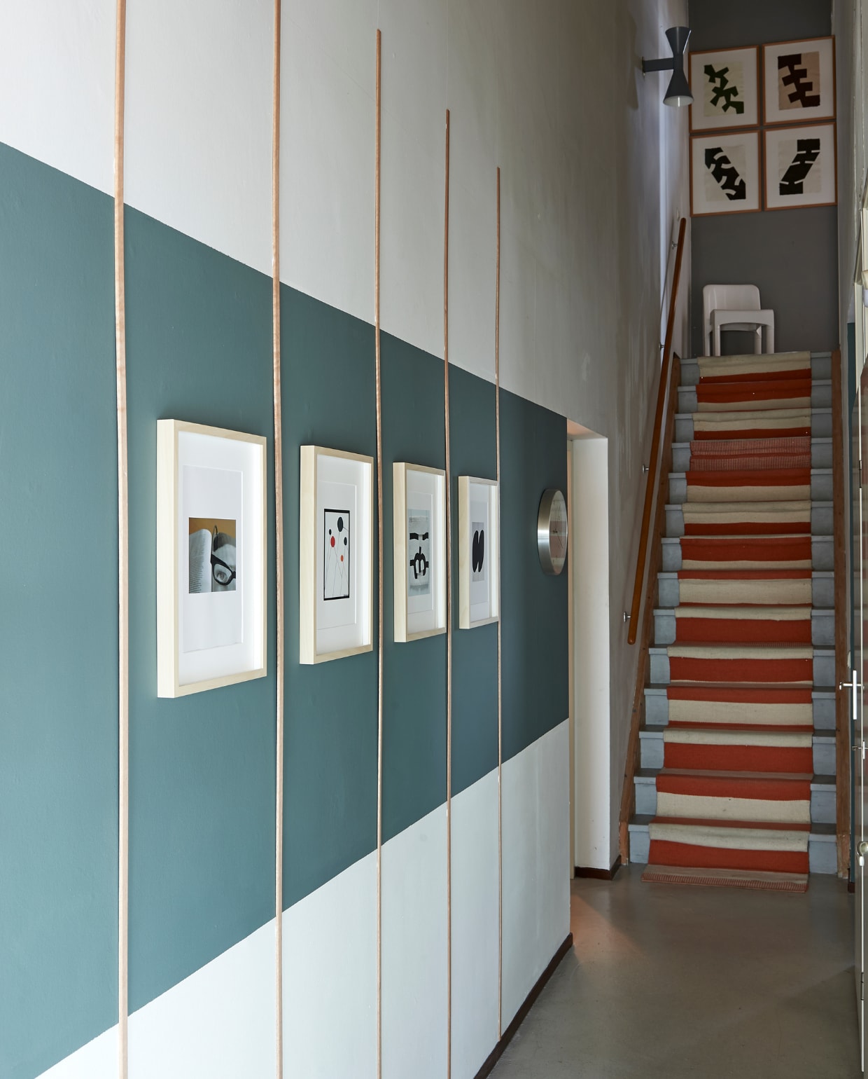 Lijstjes met replica’s van Alexander Calder, Eduardo Chillida en Ellsworth Kelly, kleurvlakken Livid van Little Greene. Latjes benadrukken zowel de lengte als hoogte van de gang. Traploper de Bijenkorf, wandlamp Applique de Marseille van Le Corbusier voor Nemo, stoel van Joe Colombo voor Kartell. vtwonen special binnenkijken 03-2020 | styling Rob Jansen | fotografie Dennis Brandsma