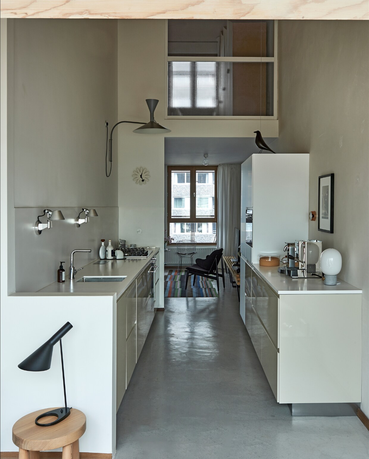 Keuken Ikea, wandlamp Lampe de Marseille Nemo, wandlampjes Tolomeo van Artemide. Klok van George Nelson en kraai Vitra. Op de kruk tafellamp AJ van Arne Jacobsen voor Louis Poulsen, op keukenblok lamp JWDA Concrete van Menu. vtwonen special binnenkijken 03-2020 | styling Rob Jansen | fotografie Dennis Brandsma
