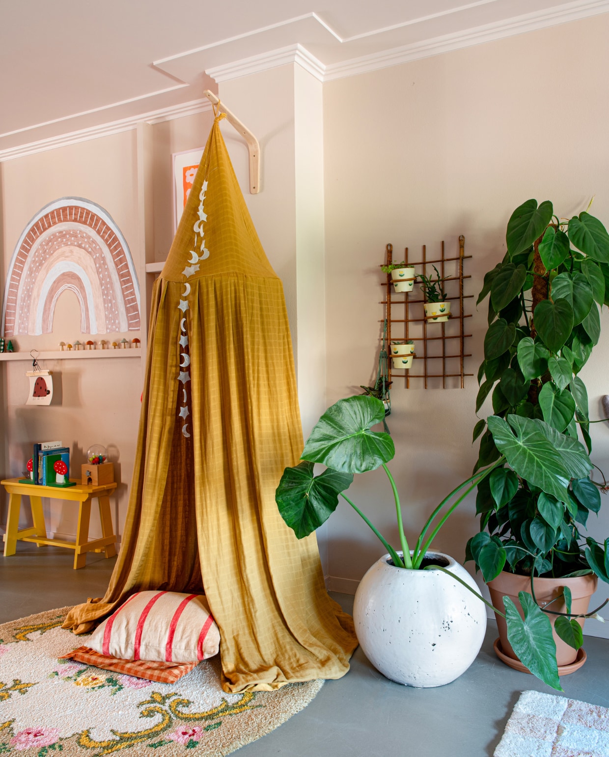 Muurverf Masquerade Mid van Little Greene. Bank zelfgemaakt, hemel Play at Slaep, rond vloerkleed Hipstyling, geblokt vloerkleed Lorena Canals, plantenpotten Maison Mien, wandrek vintage. Overig onbekend. vtwonen 01-2024 | styling Linda van der Ham | fotografie Caroline Coehorst