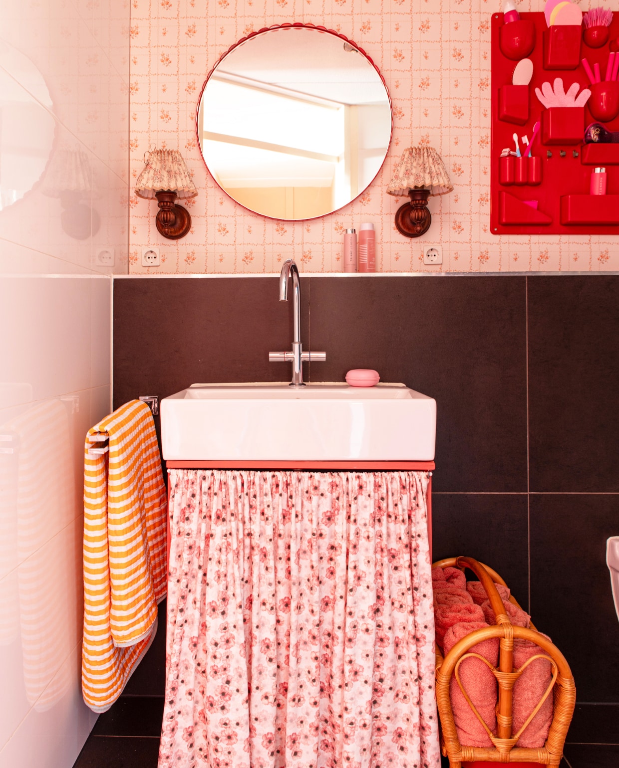 Behang Swiet, spiegel Arcs van Hay, wandlampen Marktplaats, organizer Uten.Silo van Dorothee Becker, gestreepte handdoek Clementine Kids, handdoeken Hema, gordijn Family Fabrics, handdoekmand vintage. Overig onbekend. vtwonen 01-2024 | styling Linda van der Ham | fotografie Caroline Coehorst