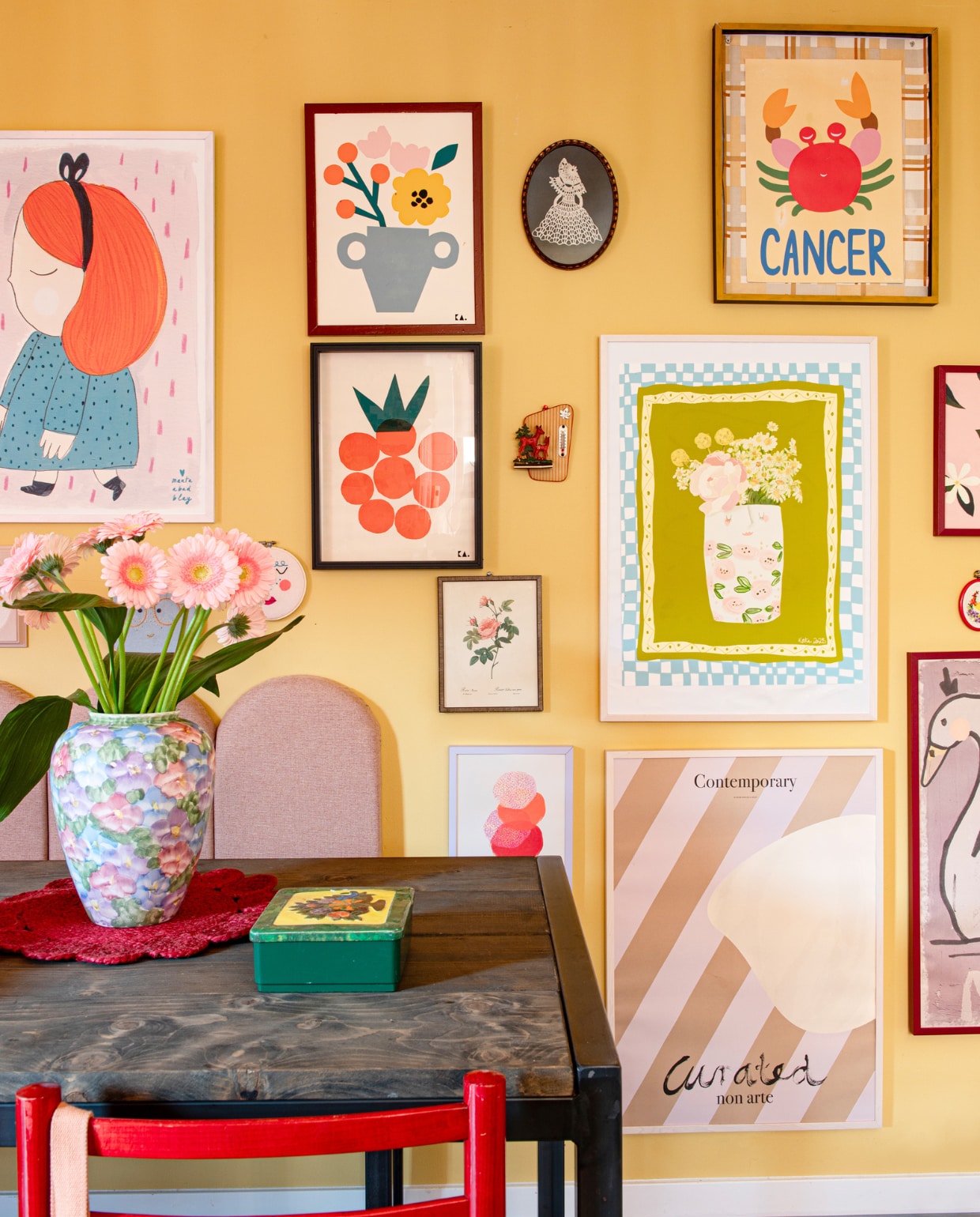 Posters en kunstwerken van Atelier Florentine, Moozle, Prints by K, Miek Illustreert en Wolfnoodle. Eettafel Stoer Metaal, achterwand en eetbank zelfgemaakt, stoelen vintage. Overig onbekend. vtwonen 01-2024 | styling Linda van der Ham | fotografie Caroline Coehorst