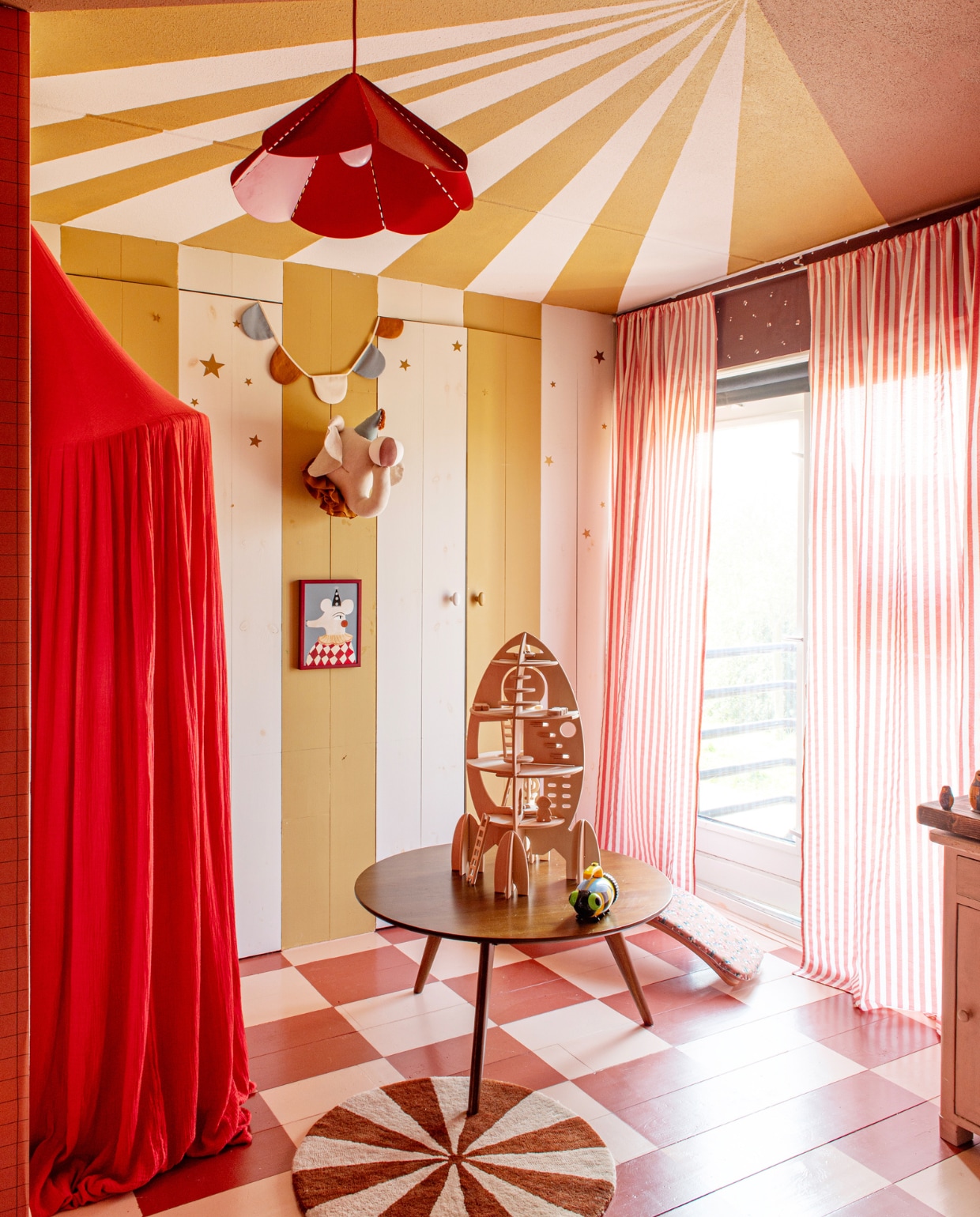 Gele muurverf Straw van Lab Paint, muurverf oranje plafond Middle Buff van Little Greene, behang Rebloomed, hemel Play at Slaep, raket Lovelties, poster Yaya Studio, vloerkleed Ferm Living, salontafel vintage, hanglamp Ikea. Overig onbekend. vtwonen 01-2024 | styling Linda van der Ham | fotografie Caroline Coehorst