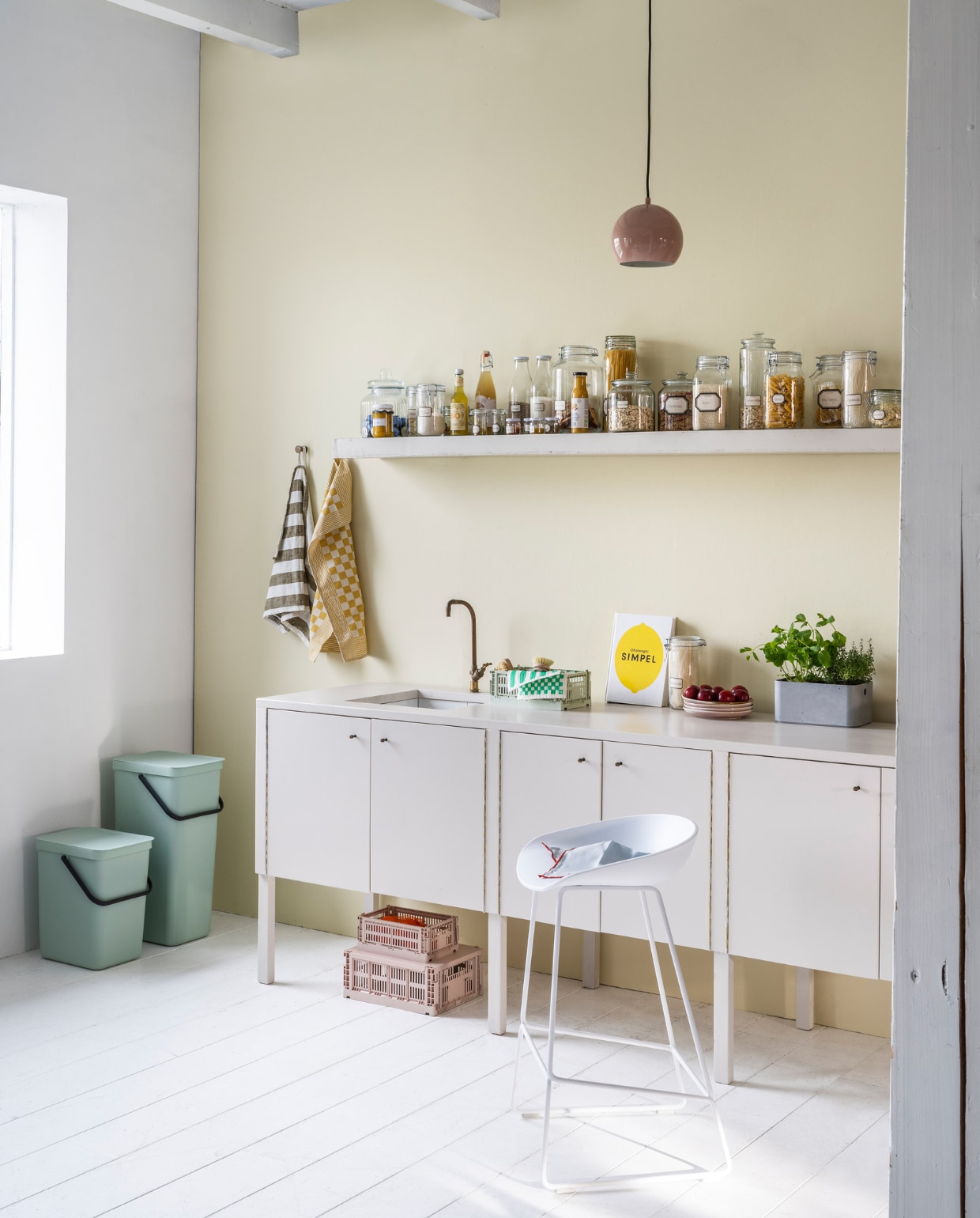 Muurverf no. 978 van Lab Paint (vestingh.nl). Keuken en plank (com-anders.nl). Glazen voorraadpotten (ikea.nl). Glazen voorraadpotten, etiketten, geel geruite theedoek (dille-kamille.nl). Barkruk van Hay, afvalemmers Sort & Go van Brabantia, betonlook box van Curver, plafondlamp van Frandsen, borden van HKliving, gestreepte theedoek Oykurin, set van 2 (vtwonen.nl). Kratten, vaatdoeken, blauw servet(hay.nl). vtwonen 04-2023 | styling Marianne Luning | fotografie Stan Koolen