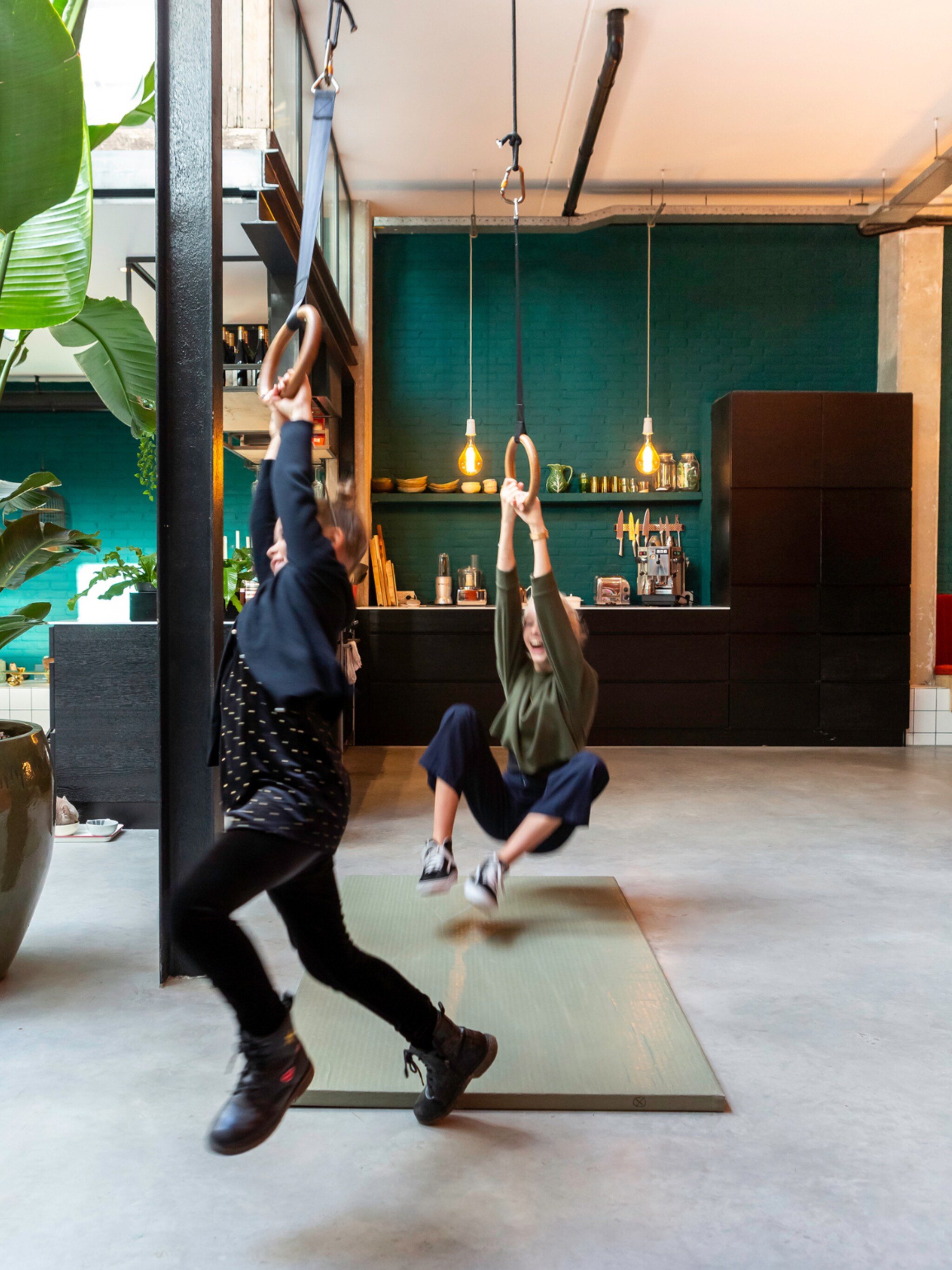 binnenkijken in een creatieve loftwoning in haarlem dit huis nodigt uit tot een speels en creatief leven