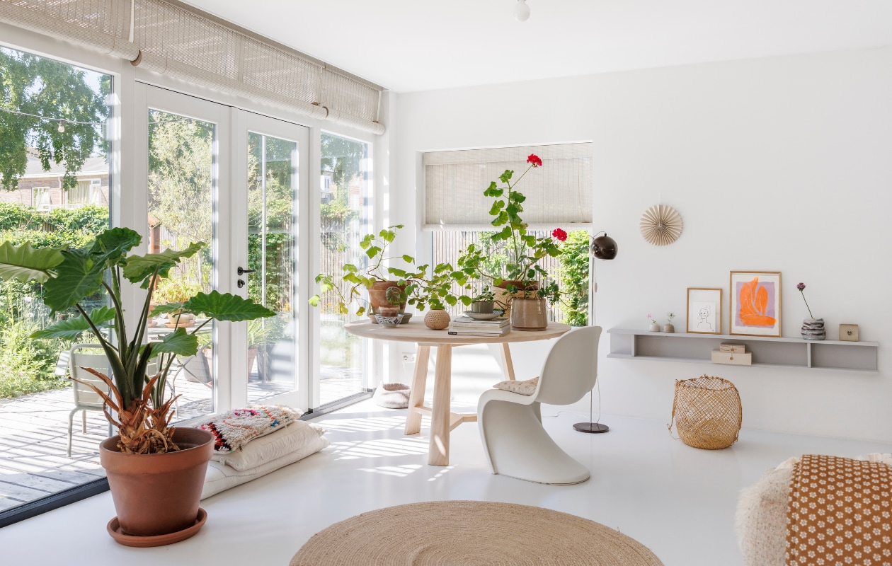 Tafel Slowwood en stoel Vitra van Marktplaats. Wandkast zelfgemaakt van multiplex. Lijst met oranje print Tinystories. Windlicht Manggis Living van BijDaan. Overig onbekend. vtwonen special binnenkijken 12-2023 | fotografie Margriet Hoekstra