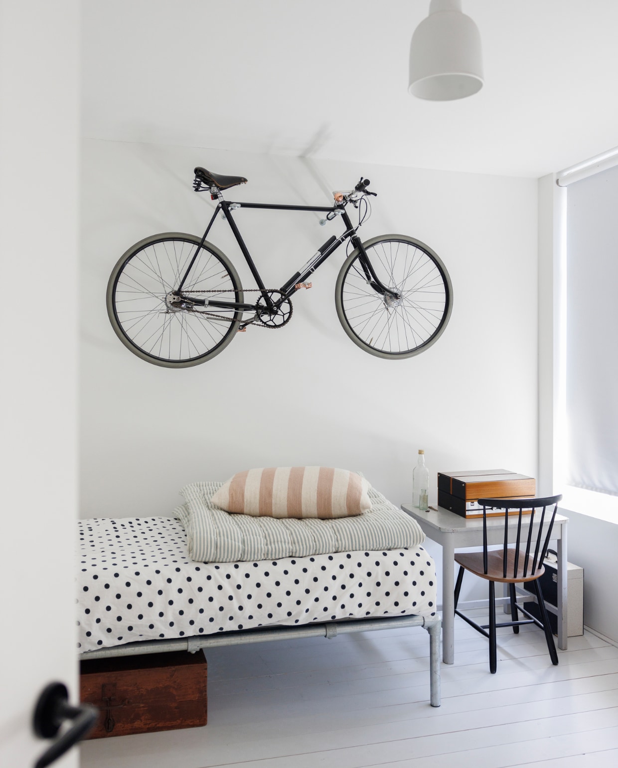Fiets zelfgemaakt. Kussen Household Hardware van BijDaan, deken Atelier Sukha. Platenspeler Dual HS-11. Stoel Poloni tweedehands. Overig onbekend. vtwonen special binnenkijken 12-2023 | fotografie Margriet Hoekstra