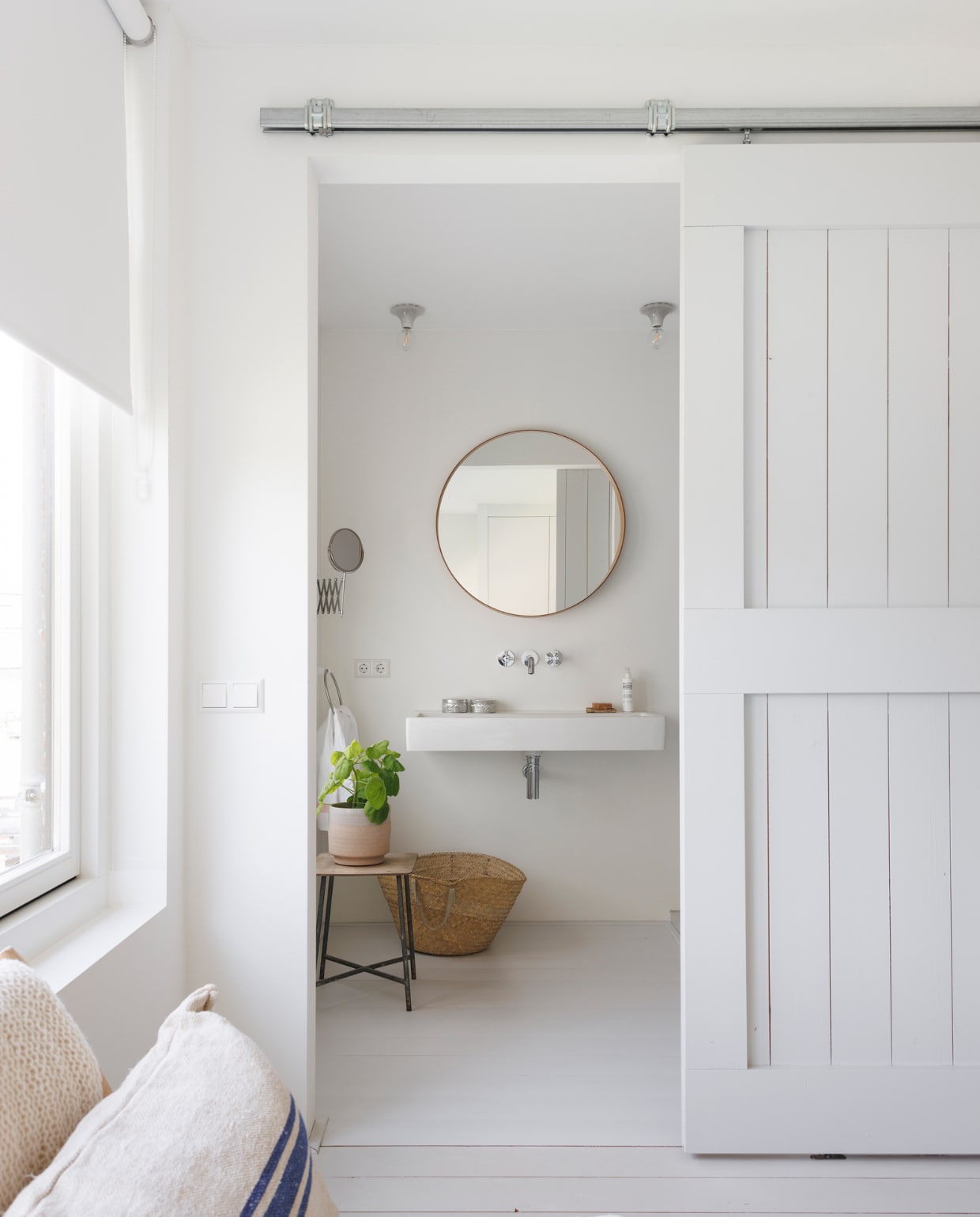 Spiegel Ikea, wasbak Duravit. Plafondlampen Artemide. Houten schuifdeur op maat gemaakt. Bank en accessoires BijDaan. Overig onbekend. vtwonen special binnenkijken 12-2023 | fotografie Margriet Hoekstra