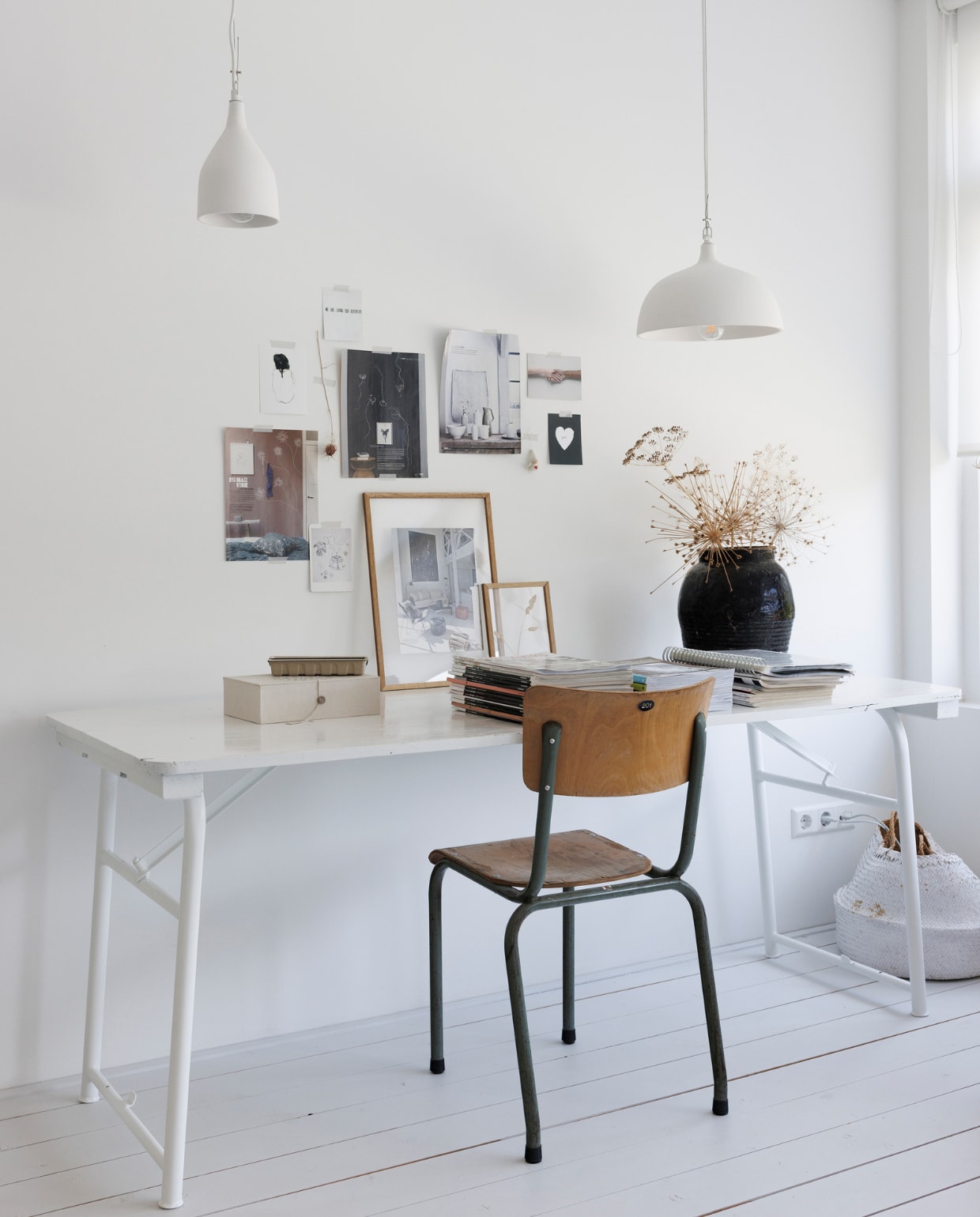 Verf vloer Shallows van Little Greene. Lampen Urban Nature Culture van BijDaan. Wit geverfde legertafel Combitex, stoel Vivre van BijDaan, houten lijsten Moebe. Overig onbekend. vtwonen special binnenkijken 12-2023 | fotografie Margriet Hoekstra