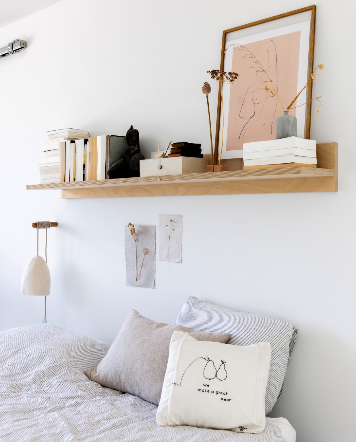 Wandplank zelfgemaakt, art print Tinystories van BijDaan. Kussens By Mlle van BijDaan, kussen met tekst zelfgemaakt. Overig onbekend. vtwonen special binnenkijken 12-2023 | fotografie Margriet Hoekstra