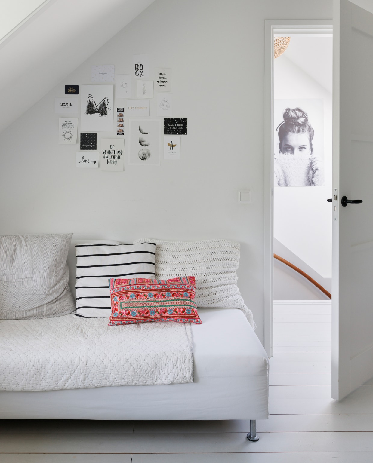 Bank Ikea, kussens BijDaan. Overig onbekend. vtwonen special binnenkijken 12-2023 | fotografie Margriet Hoekstra