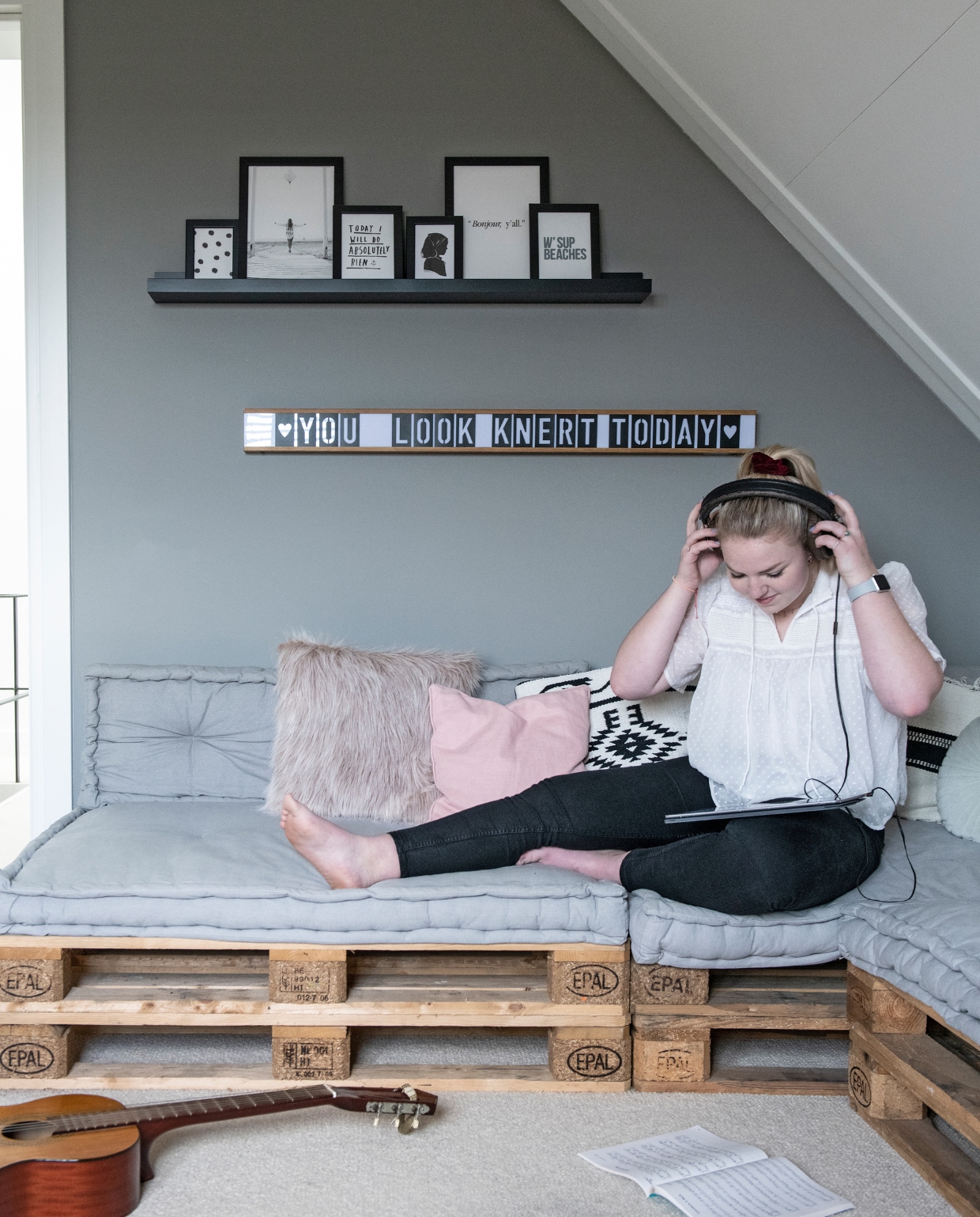 Pallets en matrassen Karwei, houten plank, lijsten Ikea. Roze kussen Sanbury’s Home Furnishing, overige kussens Karwei, lichtbox met letters Zuiver. vtwonen 13-2020 | productie Insidehomepage | styling Marlies Does | fotografie Louis Lemaire