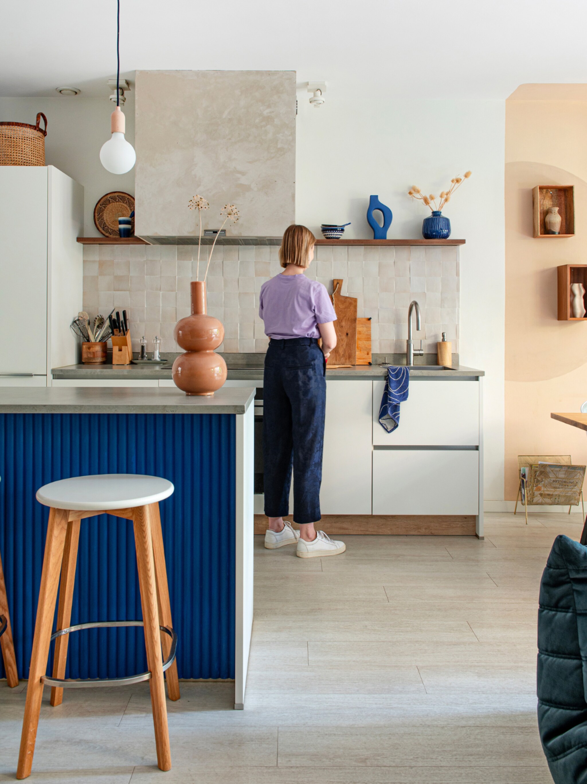 binnenkijken in een scandinavisch nieuwbouwappartement in een strakke woning is behoefte aan zachte vormen