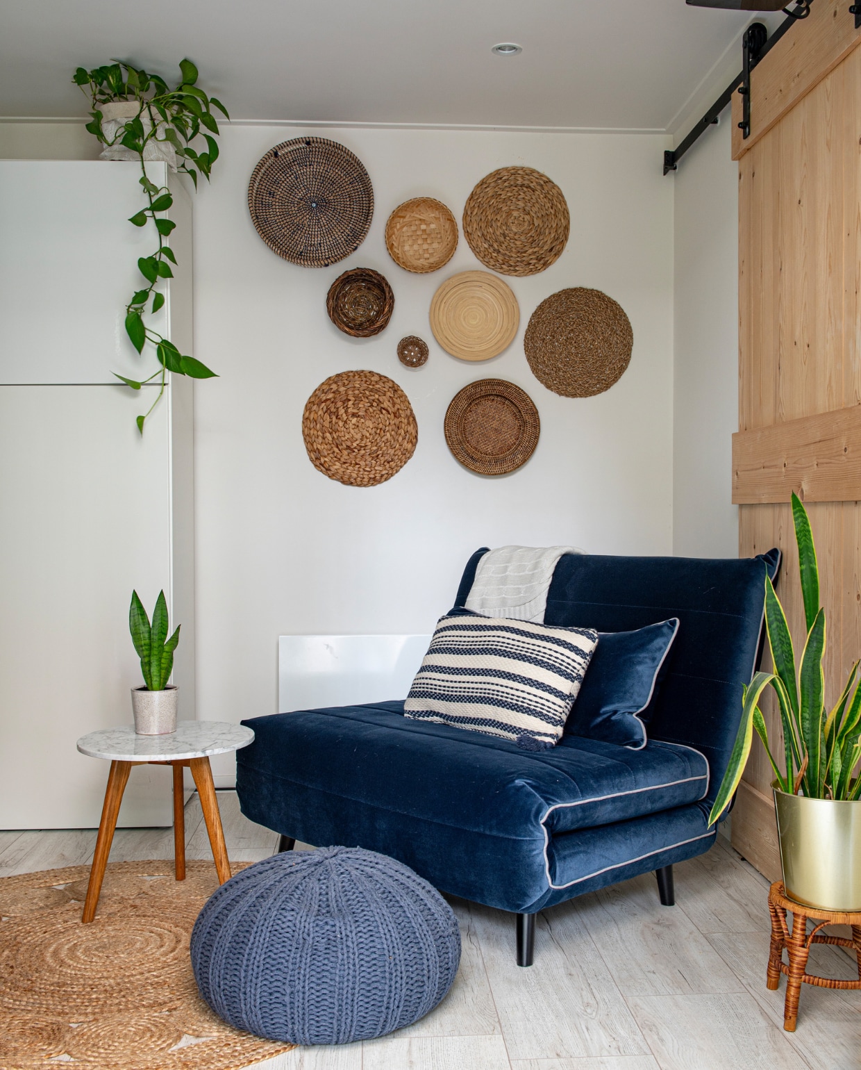 Slaapstoel Maisons du Monde, bureau Ikea, manden kringloop. Overig onbekend. vtwonen 01-2024 | fotografie Caroline Coehorst