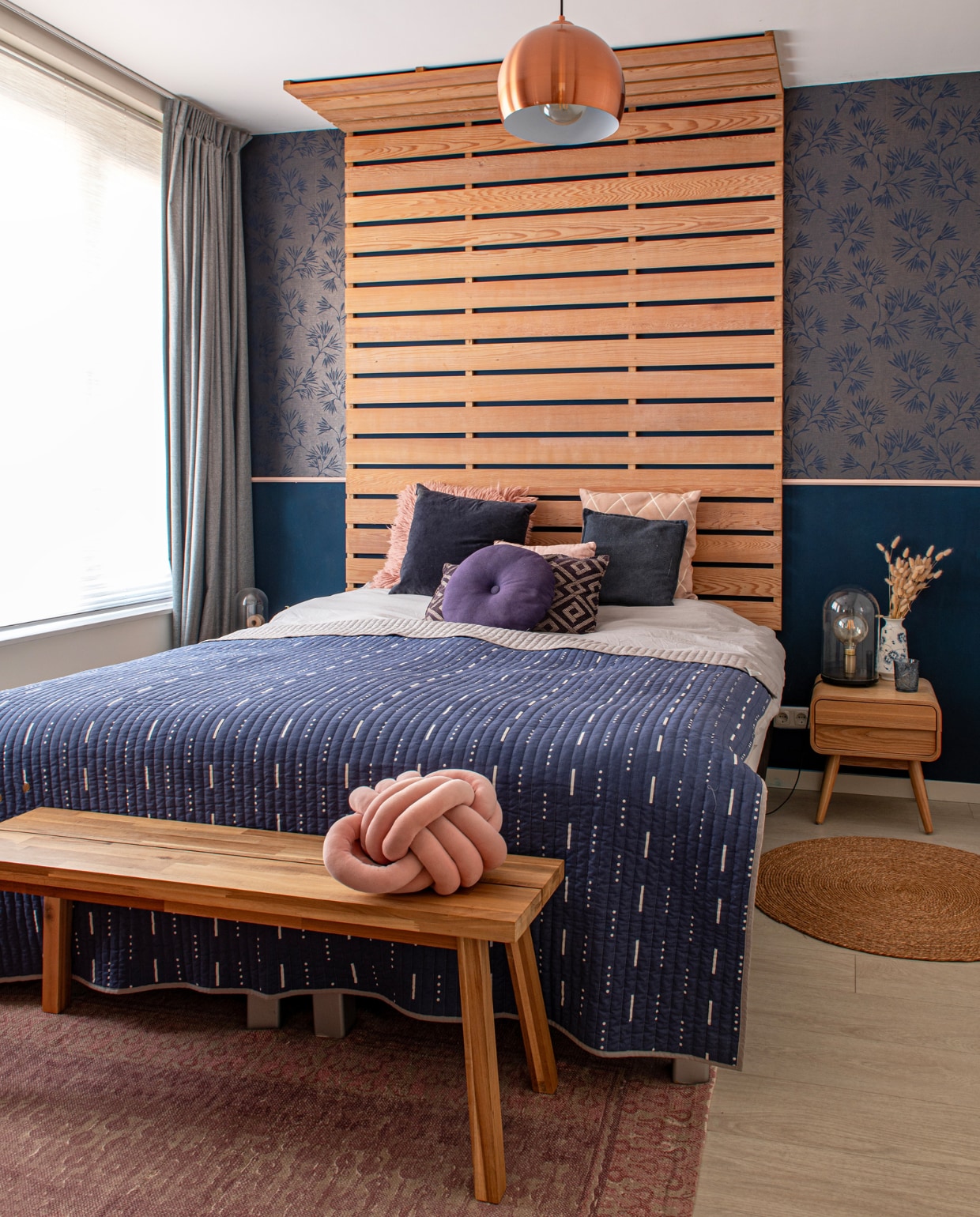Bank Ikea, knoopkussen Intratuin, sprei Made, headboard zelfgemaakt, behang Eijffinger, nachtkastje Made, hanglamp Zuiver. Overig onbekend. vtwonen 01-2024 | fotografie Caroline Coehorst