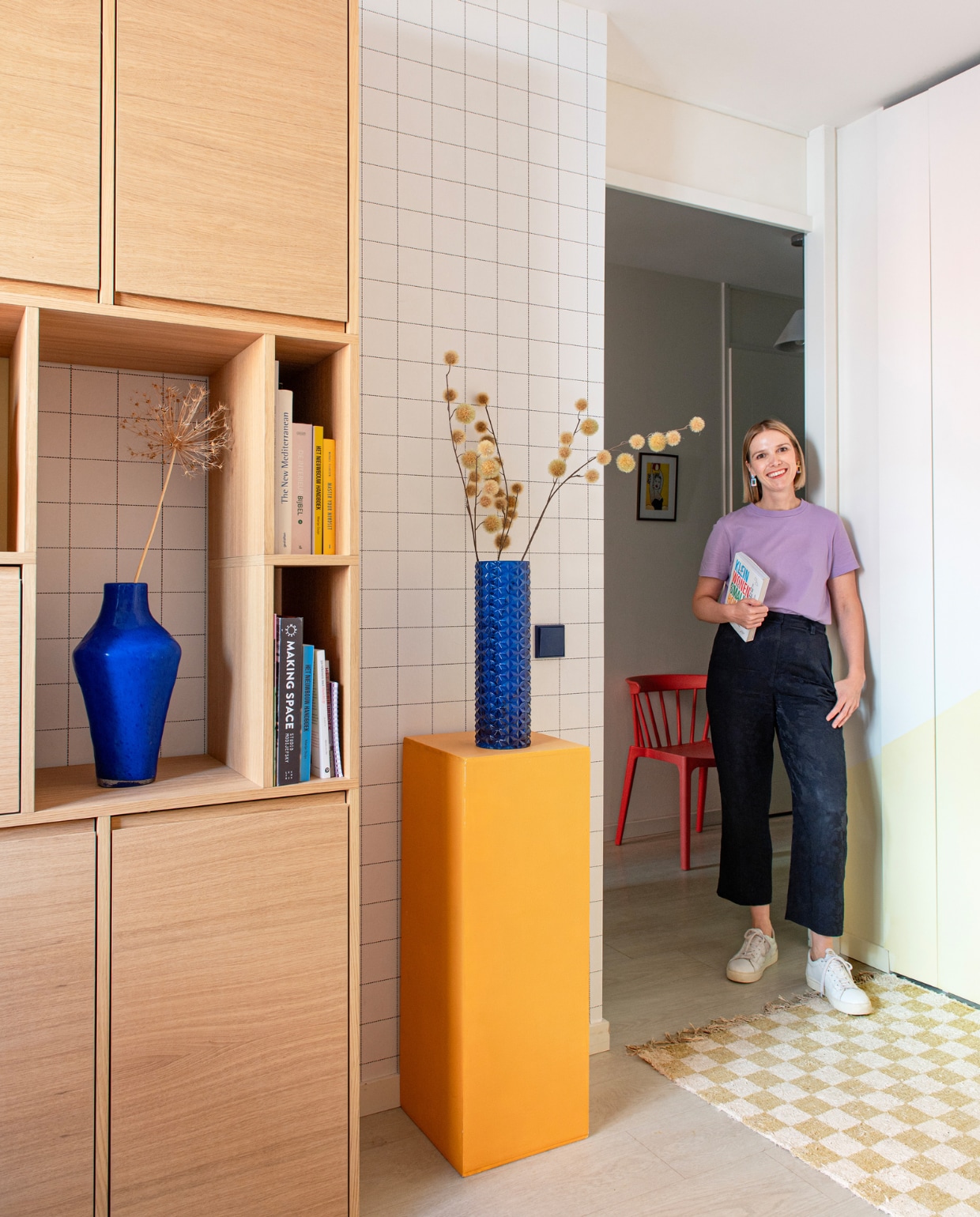Kast Tylko, behang Karwei, vaas Na-kd, zuil Marktplaats, schakelmateriaal Jung, vloerkleed Zara Home, stoel Woood. Kledingkast Pax van Ikea met deuren van Zagenzagen. Overig onbekend. vtwonen 01-2024 | fotografie Caroline Coehorst