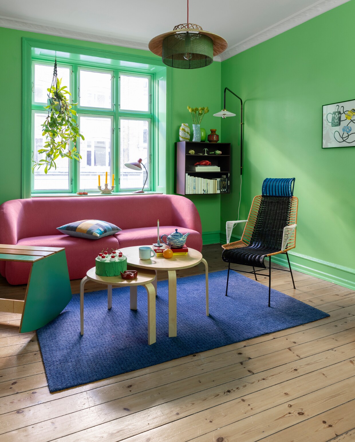 Bank Rose in Firenze Bubble Gum van Sofacompany, kussen Rikke Gravengaard. Bijzettafels Svalsta van Ikea, decoratietaart Pretty Shitty Cakes, theepot Hay, mok Studio Arhoj. Schommelkruk zelfgemaakt door Emma’s zus. Hanglamp Jore Copenhagen. Kandelaar in vensterbank gerecycled, tafellamp erfstuk. Boekenkast Trævarefabrikernes Udsalg geverfd in chocoladebruin. Fauteuil Marni. Overig onbekend. vtwonen special binnenkijken 121-2023 | productie Living Inside | styling Rikke Graff Juel | fotografie Christina Kayser Onsgaard