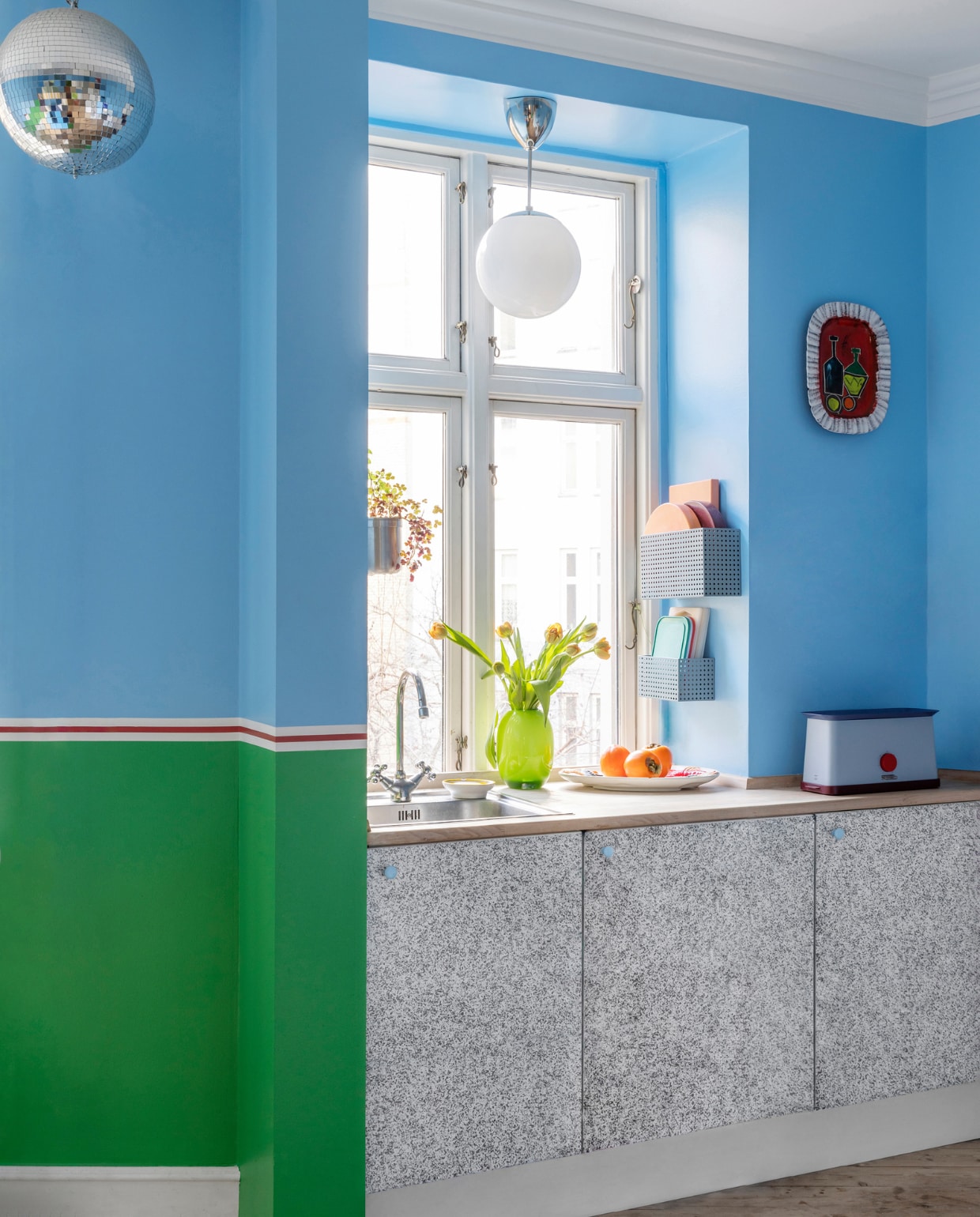Keuken gewrapt met meubelfolie en hanglamp Ikea, wandopbergers Storage van Danskmadeforrooms, broodrooster Sowden van Hay. Discobal cadeau gekregen. Overig onbekend. vtwonen special binnenkijken 121-2023 | productie Living Inside | styling Rikke Graff Juel | fotografie Christina Kayser Onsgaard