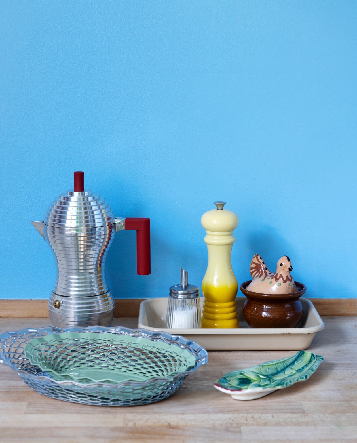 Espressomaker Pulcina van Alessi, broodmanden Kiosk48th, porseleinen schaal artisjok souvenir uit Toscane, pepermolen Soleil van Le Creuset. Overig onbekend. vtwonen special binnenkijken 121-2023 | productie Living Inside | styling Rikke Graff Juel | fotografie Christina Kayser Onsgaard