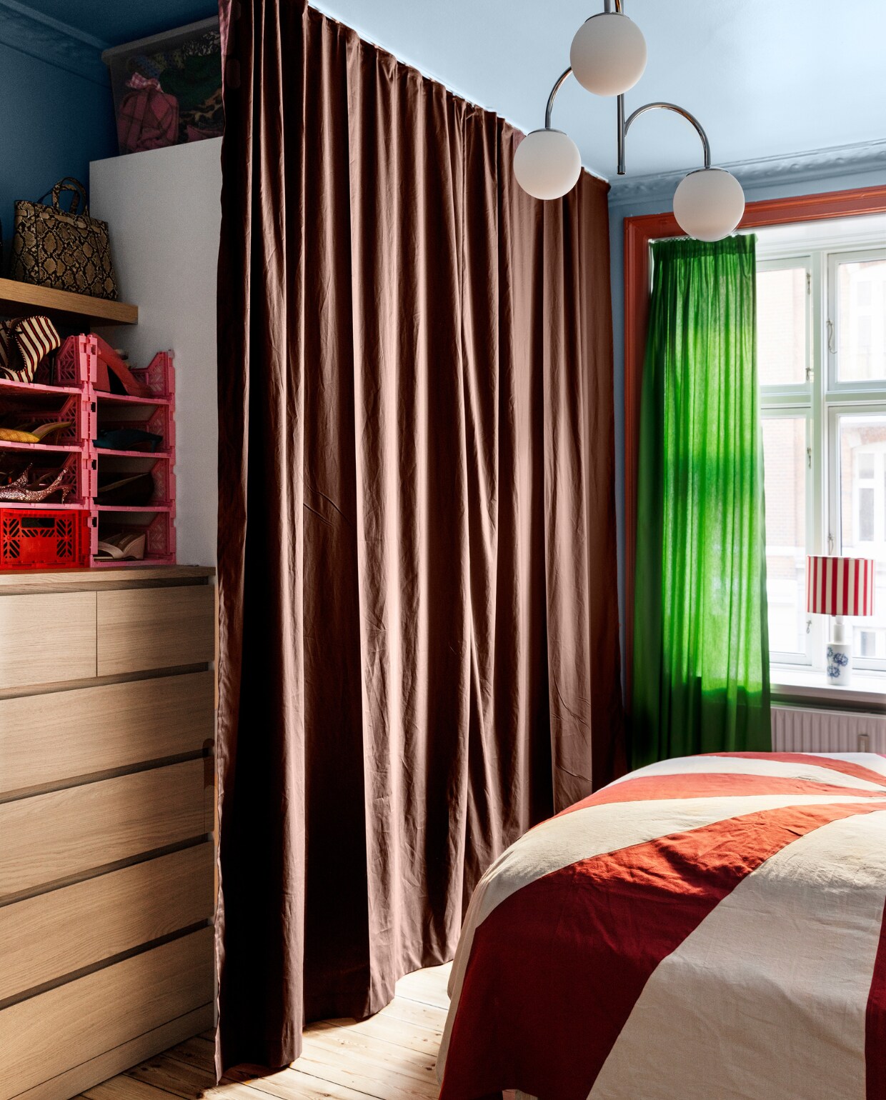 Ladekast Malm en hanglamp Simrishamn van Ikea. Groene en bruine gordijnen zelfgemaakt. Schoenenkast Hay. Dekbedovertrek Jore Copenhagen. vtwonen special binnenkijken 121-2023 | productie Living Inside | styling Rikke Graff Juel | fotografie Christina Kayser Onsgaard