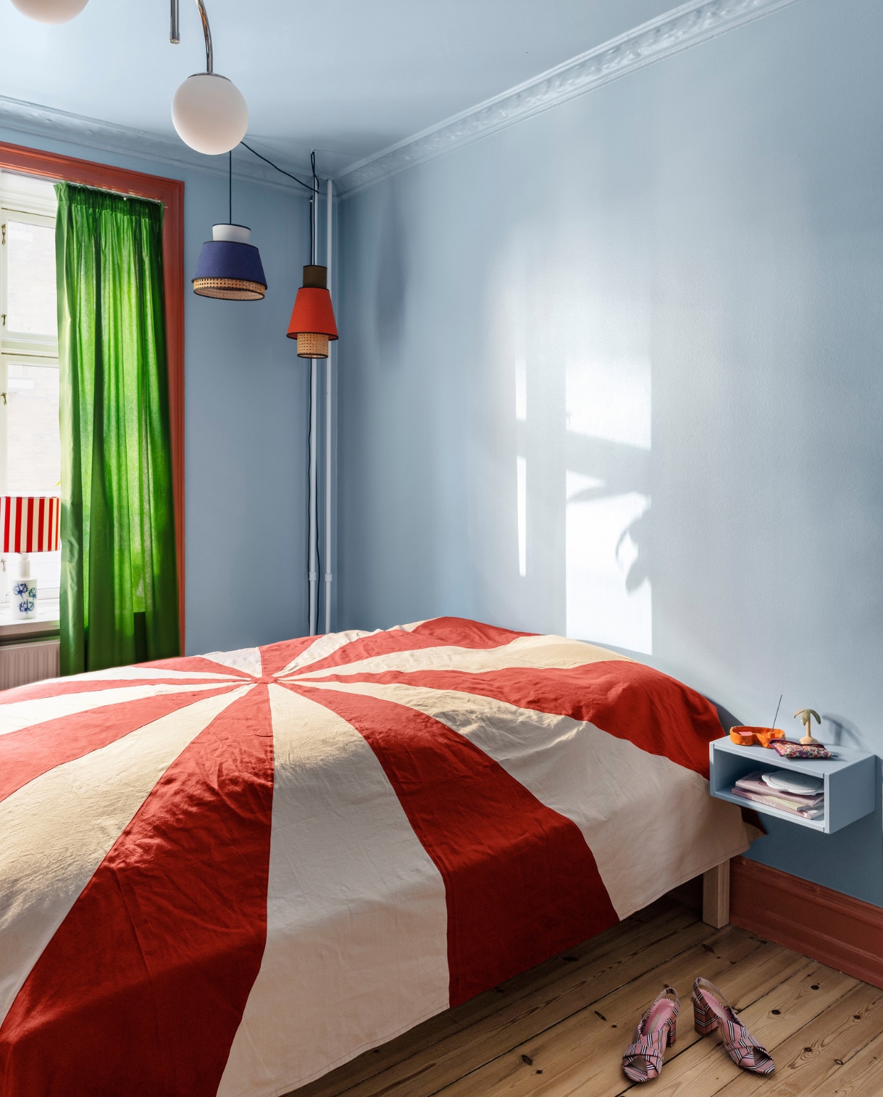 Gordijnen zelfgemaakt. Gekleurde hanglampen Beau Marché, witte hanglamp Simrishamn Ikea. Dekbedovertrek Jore Copenhagen. Overig onbekend. vtwonen special binnenkijken 121-2023 | productie Living Inside | styling Rikke Graff Juel | fotografie Christina Kayser Onsgaard