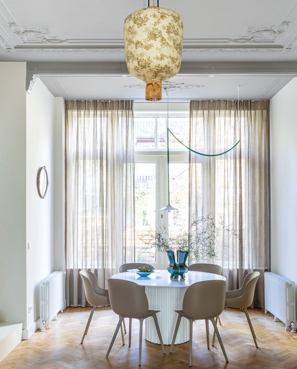 Kleur op de muren F9.06.81, kleur op het plafond Epic Mud Flexa. Gordijnen Cachet Seoul Oyster 219072 Woninginrichting-Aanhuis. Lamp ontworpen door Muller van Severen Valerie Objects. Eettafel van HKliving, stoel zandkleur van Normann Copenhagen, stoel beige Beetle van Gubi Eijerkamp. Borden aan de muur Delfts aardewerk met de hand geschilderd Royal Delft. Vaas Puyi van Pols Potten, schaal glas van Pols Potten Eijerkamp. vtwonen Weer verliefd op je huis seizoen 13 aflevering 12 Rotterdam | styling Marianne Luning | fotografie Margriet Hoekstra