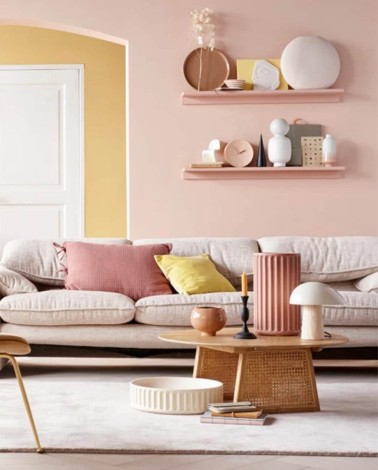 Verf op de voorste wand Vla, achterwand Mosterd van HistorOne (deruverfenbehang.nl). Parket visgraat eiken wit geolied van vtwonen, breedte plank 15 cm (karwei.nl). Kast, roze vloerlamp, roze plaid, salontafel, wit ornament hoofd (hkliving.nl). Voorraadpot van keramiek met deksel, donkerroze vaasje, blank houten kegel, roze kussen met strikjes, zwarte houten kegel (loods5.nl). Zachtroze glazen vaas in organische vorm, miniatuur Vitra designstoel, vaas met bol, spiegel in zachtroze platte ronde vaas (loods5.nl/design). Beige vaas met roze hals, tafellamp met houten poot (coosdewitwonen.nl). Zachtgele fluwelen fauteuil met voetenbank, witte xl schaal van keramiek, roze xl vaas van keramiek (mobilia.nl). Bank, 238x86x100 cm (lxdxh) (dekasstoor.nl). Geel fluwelen kussen (hm.com). Vloerkleed in Nougat Rose, 170x240 cm (vloerkledenwinkel.nl). Roze bolvaas, terra dienblad, gele snijplank (vtwonen.nl). Zwarte metalen kandelaar (paviljoennoord.com). Notitieboeken, grijze leren portemonnee, witte kom met roze strepen, set van vier- (klevering.nl). Klok van keramiek, schriften, wit vaasje met roze onderkant (letoile.store). Overig privébezit. vtwonen 06-2019 | styling Danielle Verheul | fotografie Petra Steenkamer
