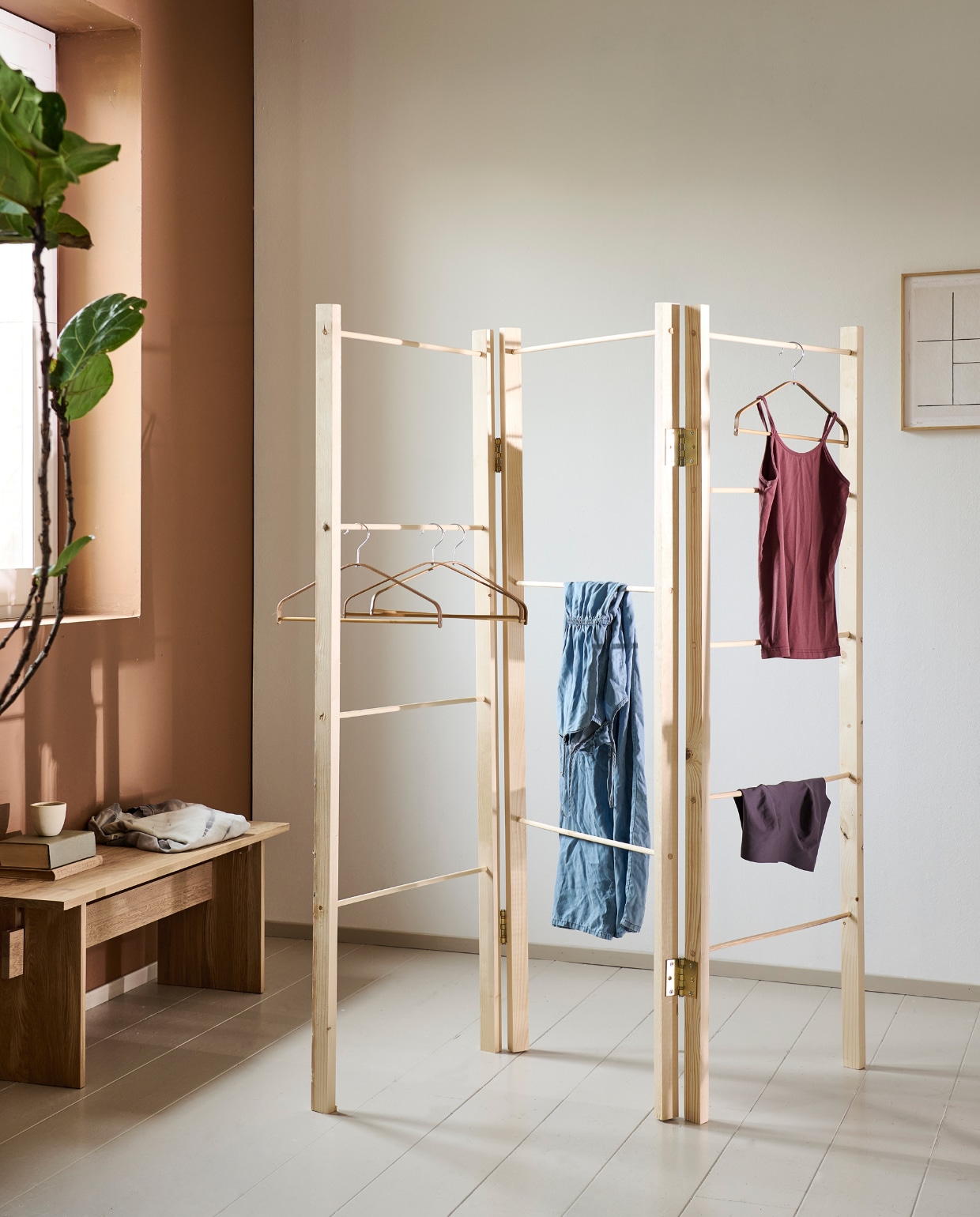 Afwasbare muurverf Licetto Uluru Haze van Pure &amp; Original, 1 liter € 55,75 (vestingh.nl). Bamboe kleerhanger Hösvans € 3,99 (ikea.nl). Eikenhouten bank Kotai van Oyoy, 110x35x43 cm (bxdxh) € 336,- (vtwonen.nl/shop). Art print Lines vanaf € 55,- (mydeerartshop.nl). Overig privébezit. vtwonen special DIY 8-2024 | styling Kelly van Gendt, Corrien Flohil | fotografie Sjoerd Eickmans