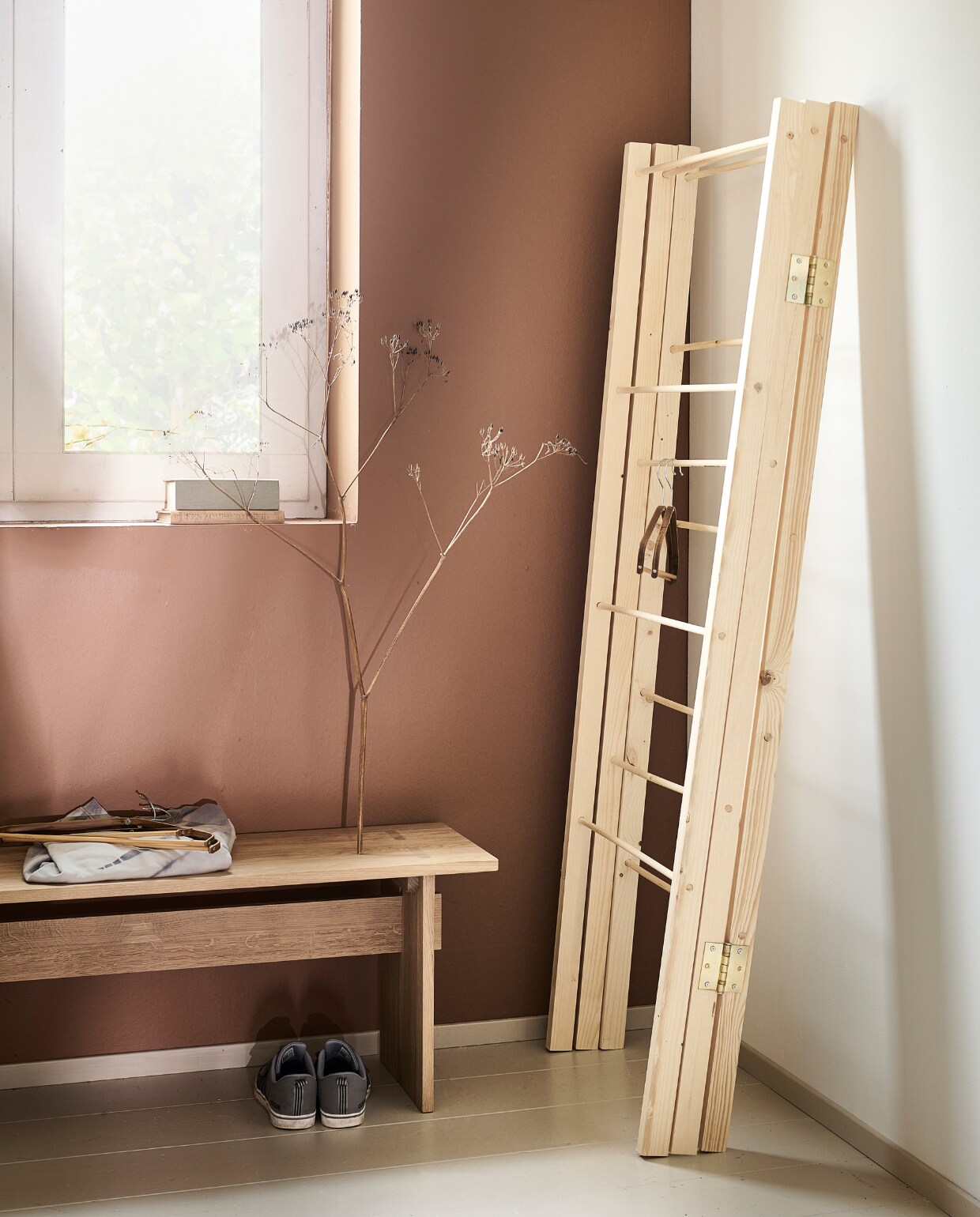 Afwasbare muurverf Licetto Uluru Haze van Pure &amp; Original, 1 liter € 55,75 (vestingh.nl). Bamboe kleerhanger Hösvans € 3,99 (ikea.nl). Eikenhouten bank Kotai van Oyoy, 110x35x43 cm (bxdxh) € 336,- (vtwonen.nl/shop). Overig privébezit. vtwonen special DIY 8-2024 | styling Kelly van Gendt, Corrien Flohil | fotografie Sjoerd Eickmans