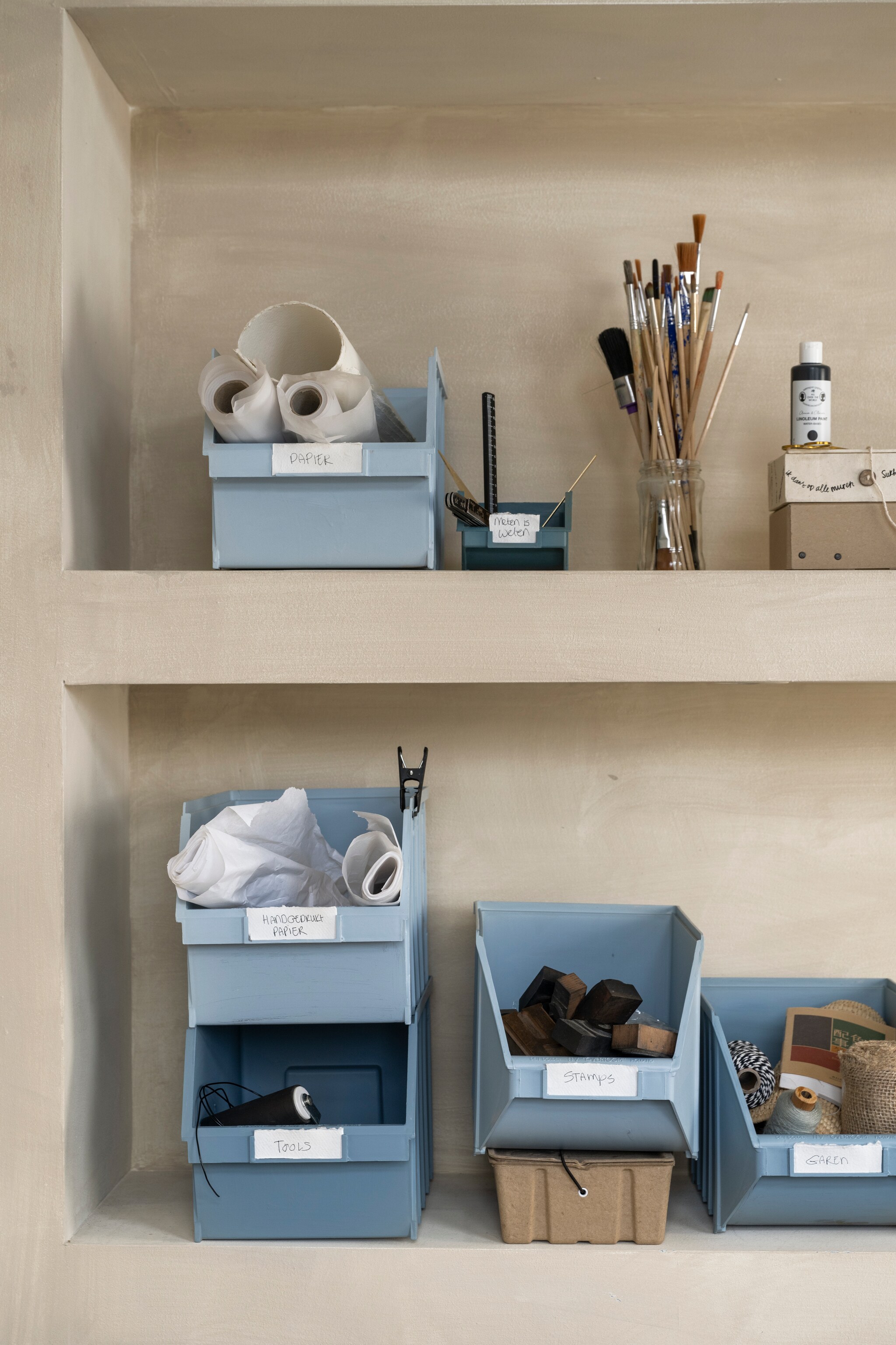 Kunststof magazijn­bakken De Kringloper Naarden geverfd in Petrol Blue en Old Blue van vtwonen, 2,5 liter € 46,99 (karwei.nl). Opbergdoos Paper Box van Ferm Living, gerecycled papierpulp, set van 2 € 35,- (little­- dreamers.nl). Opbergdoos voor Lokta-papieren vlaggen Hipa Flags € 24,95 (sukha.nl). Linoleumverf in fles € 4,94 (sostrene­grene.com). Katoenen papiervellen van Khadi Papers, A3-formaat € 26,89 (vanbeekart.nl). Overig privébezit. vtwonen 04-2024 | styling Kelly van Gendt | fotografie Stan Koolen