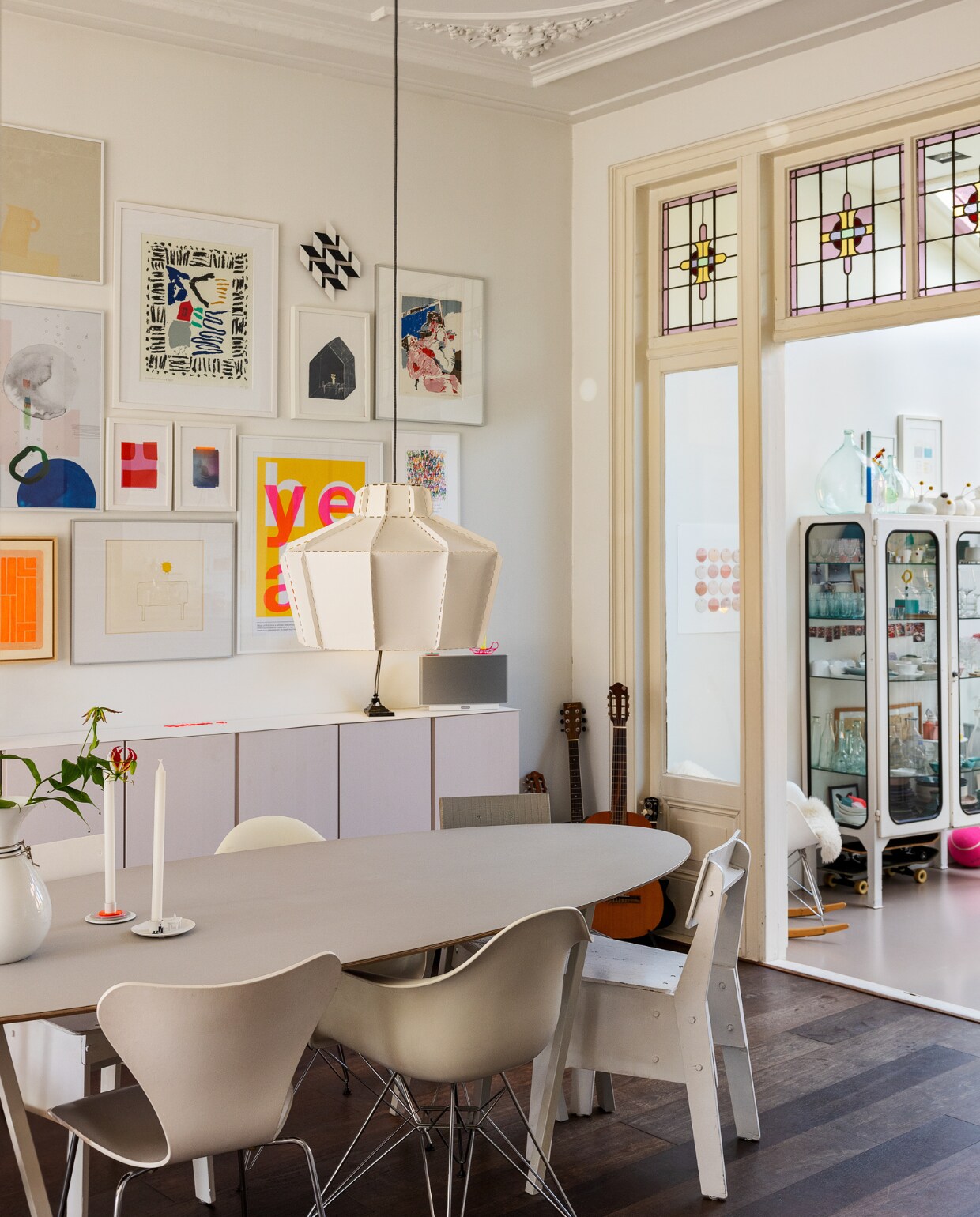 Hanglamp Burojet. Tafelpoten Hay met tafelblad Faust Linoleum. Kandelaars Räder, vaas Vij5. Stoelen Dar van Eames, Vlinderstoel van Arne Jacobsen en Crisis van Piet Hein Eek. Kast Ikea, vloer Fairwood, vitrinekast Marktplaats, kunstkaars Iris Lucia Design. Kunstwerken van Klaas Gubbels, Taska, Birk Ontwerpstudio, Harrie Gerritz, Jantien Baas, Vincent Uilenbroek, Kunstuitleen Sbk, Tonneke Sengers, Afrois, Gumbootz, Robert Terwindt, Rogier Roeters. Overig onbekend. vtwonen 01-2024 | styling Ilona Jongepier | visagie Djolien de Kreij | fotografie Dana van Leeuwen