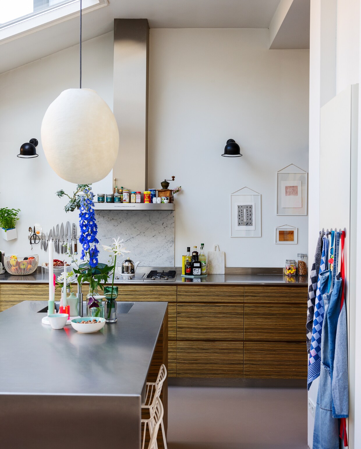 Hanglamp Vilt aan Zee, spots Jieldé. Keuken op maat laten maken door interieurbouwer. Kandelaars Hay en Mo Man Tai. Lijsten Moebe. Kunstwerken: Harrie Gerritz, Klaas Gubbels en Lex Pott. vtwonen 01-2024 | styling Ilona Jongepier | visagie Djolien de Kreij | fotografie Dana van Leeuwen