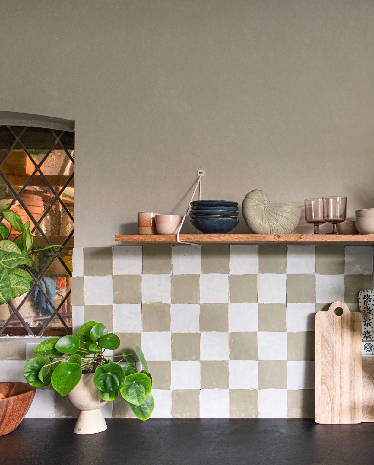 Witte Marokkaanse zelliges Designtegels, groene tegels geschilderd in Limited Jade van Lab Paint. Fruitschaal Dille &amp; Kamille, verhoogd plateau Sissy-Boy, muurverf Mushroom van Lab Paint, schelpenvaas Bokker geschilderd in Limited Jade van Lab Paint, blauwe schaaltjes Casa, glazen Hema, planten Intratuin. Overig onbekend. vtwonen 01-2024 | productie De Binnenkijkers | styling Jeske Weel | fotografie Caroline Coehorst