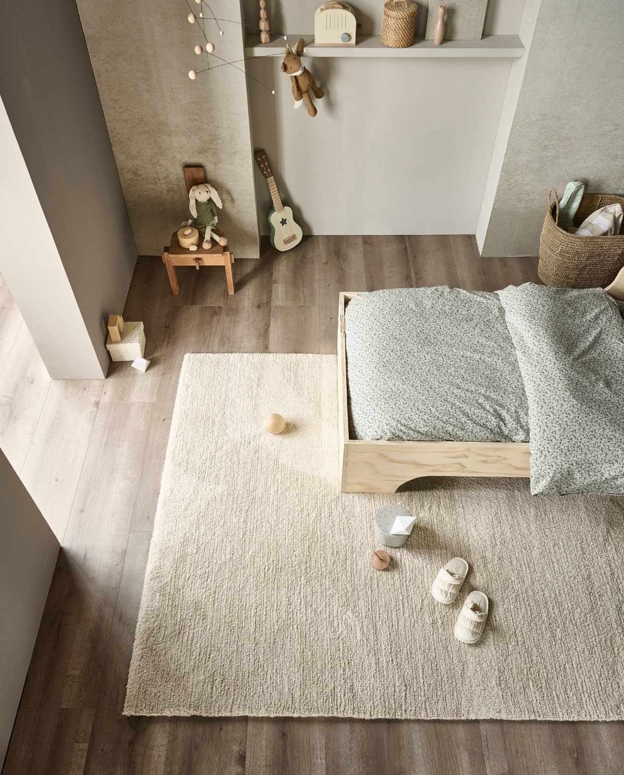 Vloerkleed Soft Draw, gerecycled kunststof, 160x230 cm € 179. M.m.v. karwei.nl (Evc-vloer Barley, muurverf links Mire en muurverf in boog Light Grey en fotobehang Degrade in Warm Grey van vtwonen), neeflouis.nl (kinderstoel), zarahome.com (gitaar, houten broodrooster, houten regenboog, sloffen, rieten mand, knuffel haas), deensedingen.nl (mobile), hm.com (dekbedovertrek, stervormig kussen). Overig privébezit. vtwonen 01-2024 | productie Tanja Saarberg | styling Sanne Ketelaar, Marlies Does, Kim van Rossenberg | fotografie Bart Brussee, Sjoerd Eickmans