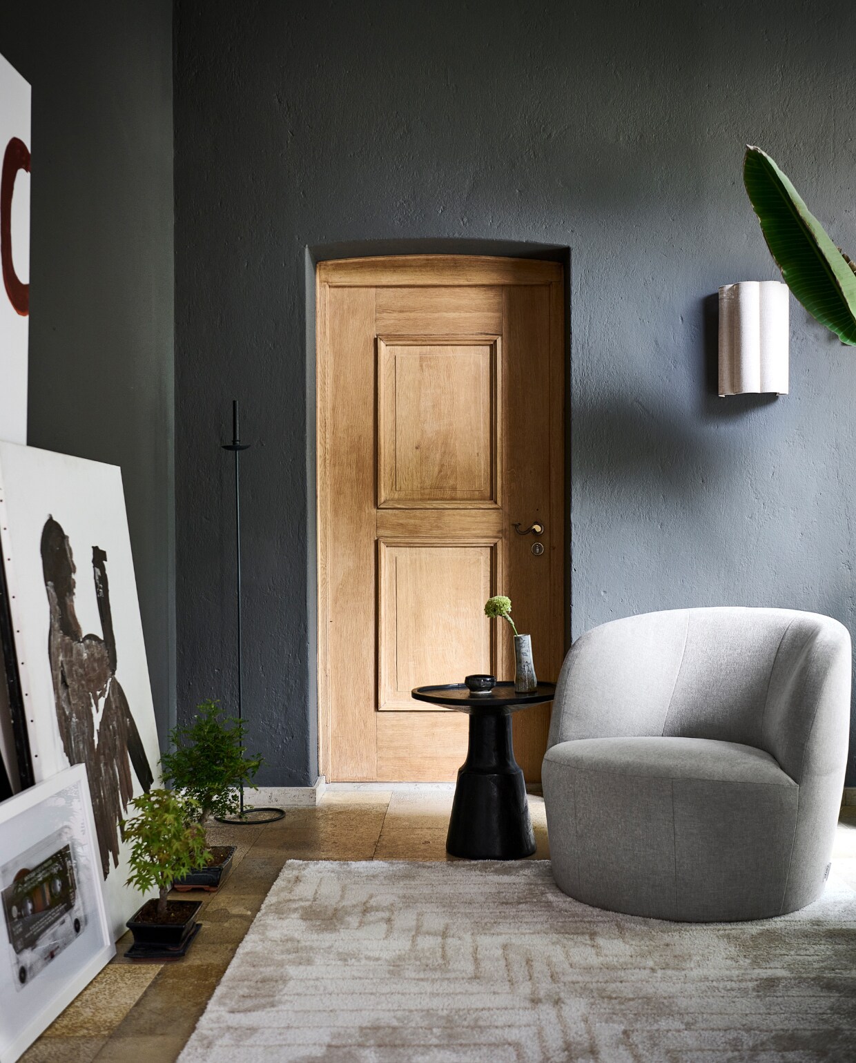 Vloerkleed Maze, gerecycled kunststof, 160x230 cm € 179, ook verkrijgbaar in 200x290 cm € 279. M.m.v. vtwonen.nl (draaifauteuil Turn van vtwonen, wandlamp Frinch van vtwonen in naturel). Overig privébezit. vtwonen 01-2024 | productie Tanja Saarberg | styling Sanne Ketelaar, Marlies Does, Kim van Rossenberg | fotografie Bart Brussee, Sjoerd Eickmans