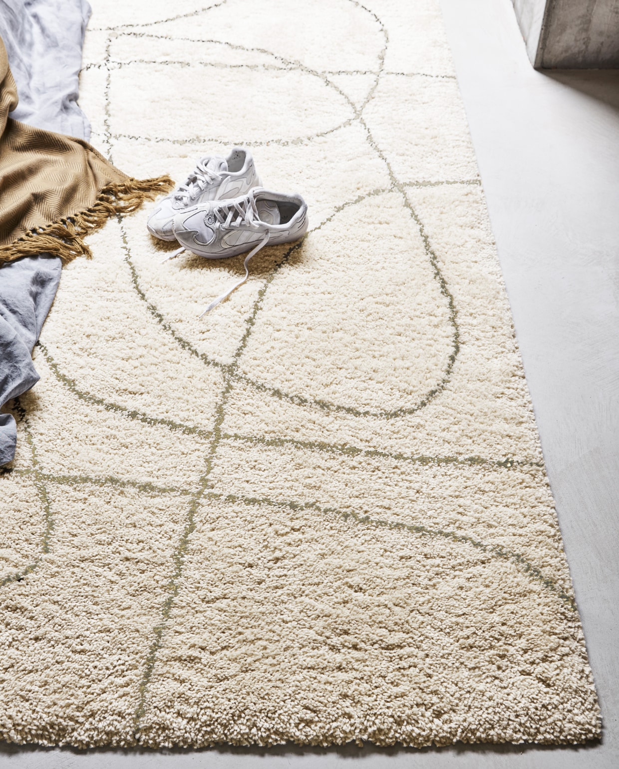 Polypropyleen vloerkleed met karamelkleurige lijnen Doodle, 160x230 cm € 189, ook verkrijgbaar met zwarte lijnen en in 200x290 cm € 279. Overig privébezit. vtwonen 01-2024 | productie Tanja Saarberg | styling Sanne Ketelaar, Marlies Does, Kim van Rossenberg | fotografie Bart Brussee, Sjoerd Eickmans
