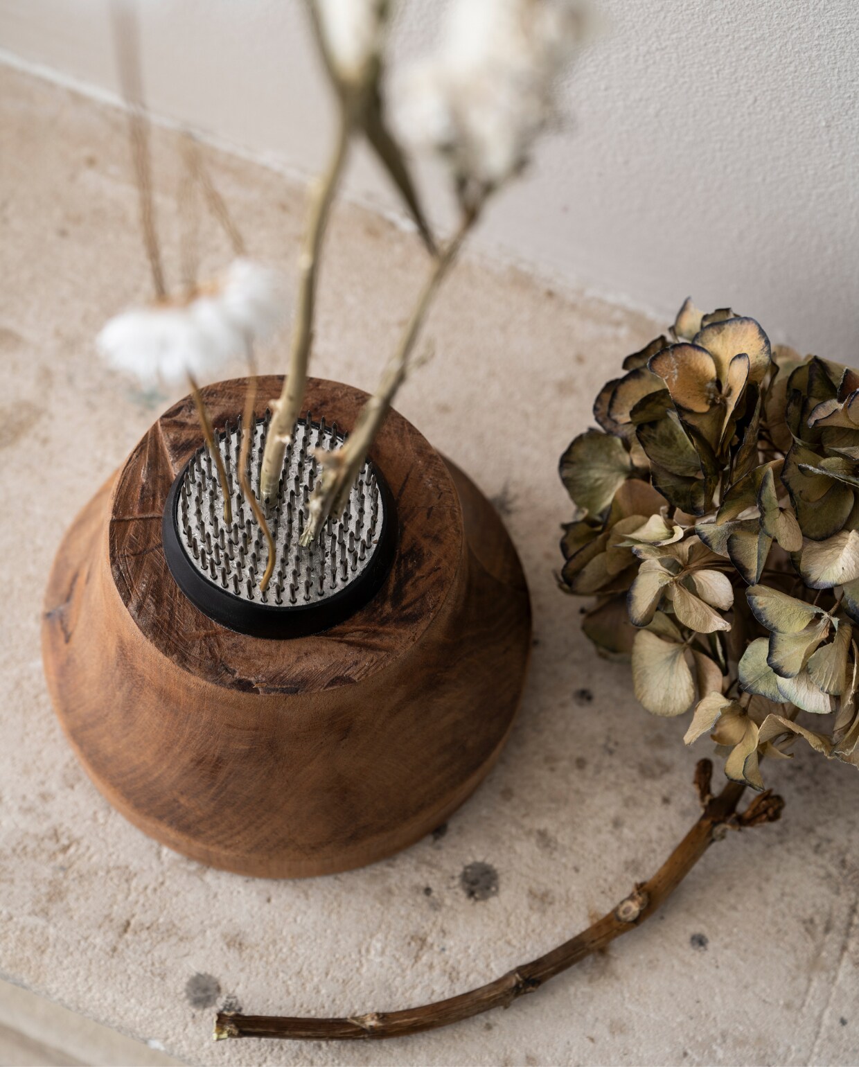 Waxkaarsen Torno van Ferm Living, set van 3 € 39,- (vtwonen.nl/shop). Bloemprikker Kenzan € 15,- (bol.com). Droogbloemen € 24,95 (bloomon.nl). Hortensia zelf gedroogd. M.m.v. De Kringloper Naarden vtwonen 2024-01 | Productie Corrien Flohil, Rolien van der Leeuw | Styling Kelly van Gendt | Fotografie Stan Koolen