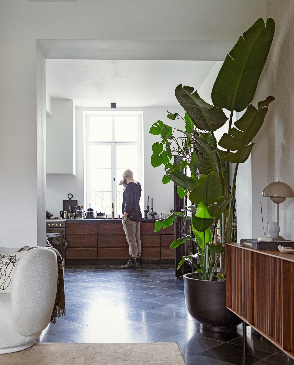 Vloerkleed Benuta. Dressoir Al2 via Decor Amsterdam. Lamp, plantenpot &amp;Tradition. Stoel Ferm Living. Kussen Leclaireur. Fornuis Boretti. Kraan Quooker. Planken Ca-Va! Kan met lepels Hay. Peper- en zoutmolen Oyoy LivingDesign. Grote pepermolen MaartenBaas. Broodrooster Kitchenaid. TheepotSerax. Kandelaars Anissa Kermiche. vtwonen 11-2021 | Styling ilona jongepier | Fotografie dana van leeuwen | Visagie djolien de kreij