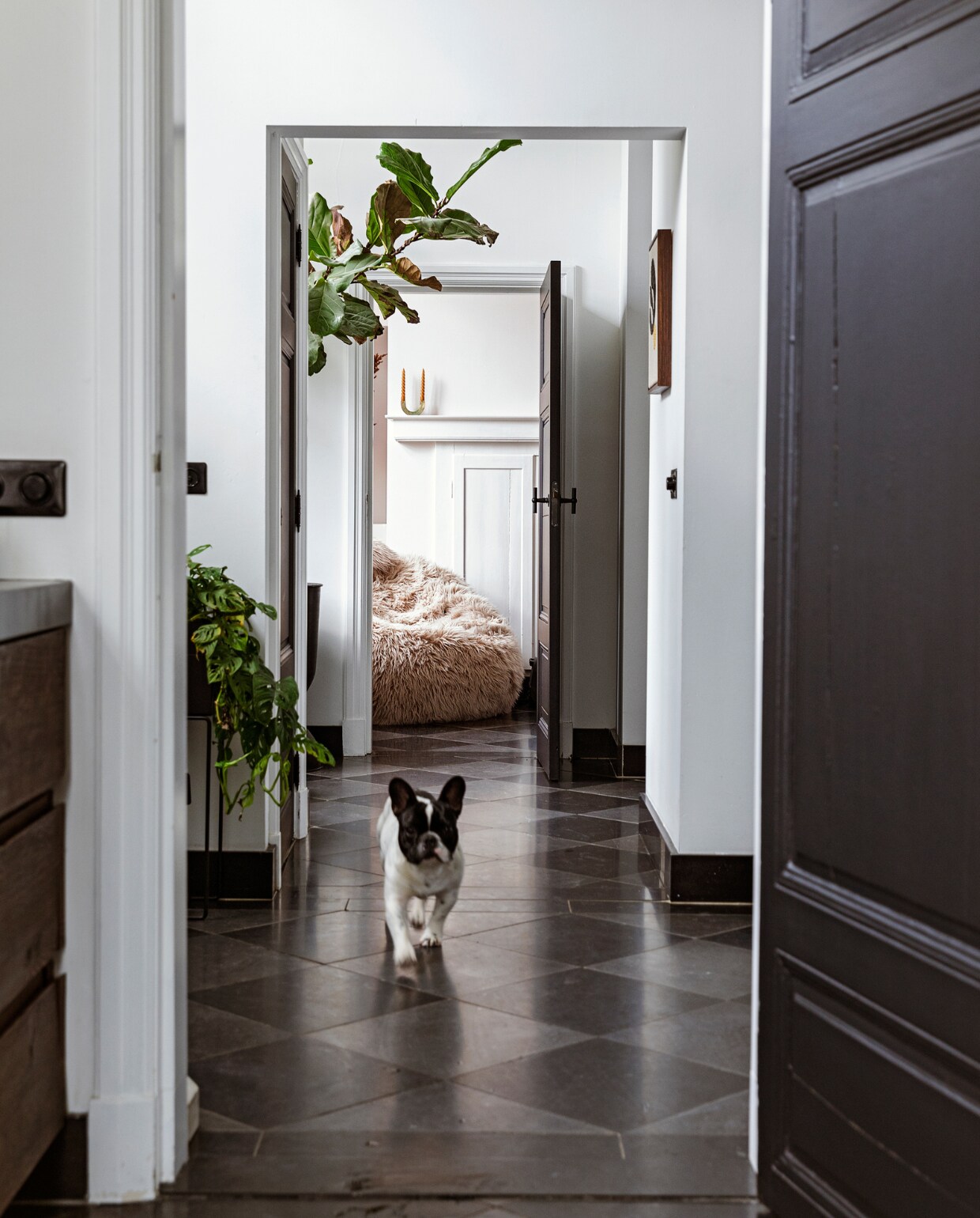Natuurstenen kerkvloer, deuren origineeluit 1813. vtwonen 11-2021 | Styling Ilona Jongepier | Fotografie Dana van Leeuwen | Visagie Djolien de Kreij
