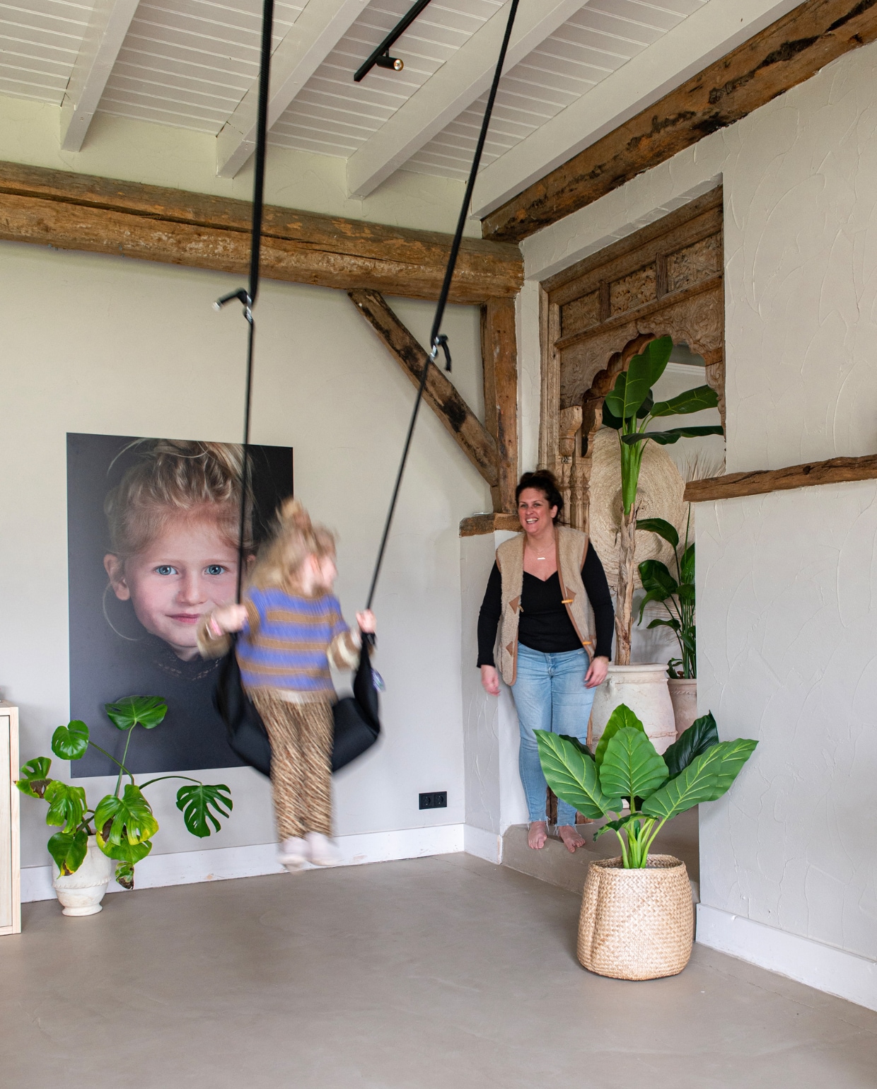 Schommel Marshmallow Big van Purple Frog, rieten mand Dijk Natural Collections, pot Mi-Casa, vloer beton ciré van Cemcolori in Beige Grigiatro, muurverf Mushroom van Lab Paint, plafondspots Light1st, foto van Day door Jantien Fotografie, poort uit India Magazijn22. vtwonen 11-2023 | productie De Binnenkijkers | styling Jeske Weel | fotografie Caroline Coehorst